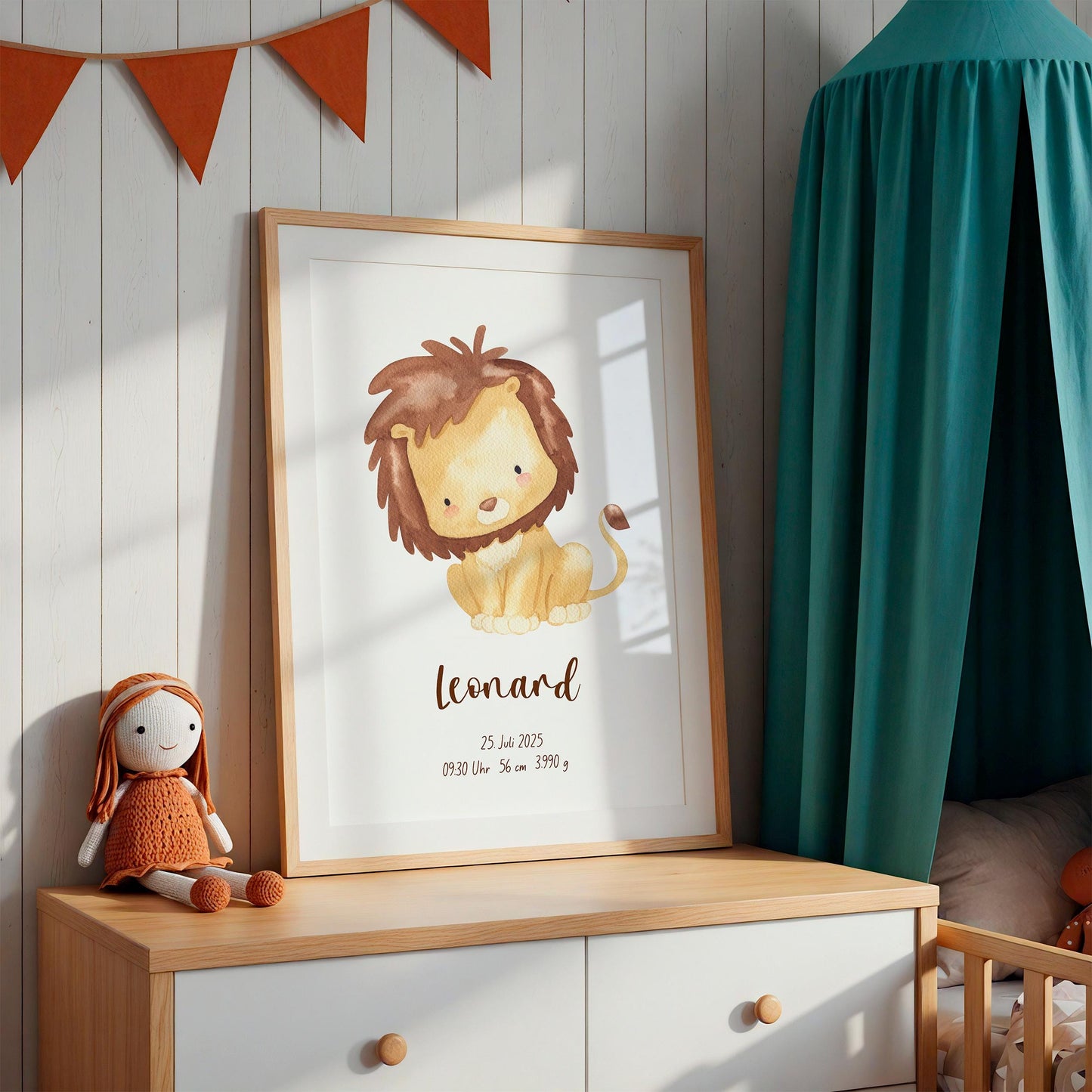 Geburtsposter Löwe - personalisiert: Wasserfarbenlöwe mit Name Leonard und Geburtsdetails, auf hellem Holzmöbel, dekoriert mit orangefarbener Puppe und Wimpelkette im Kinderzimmer.