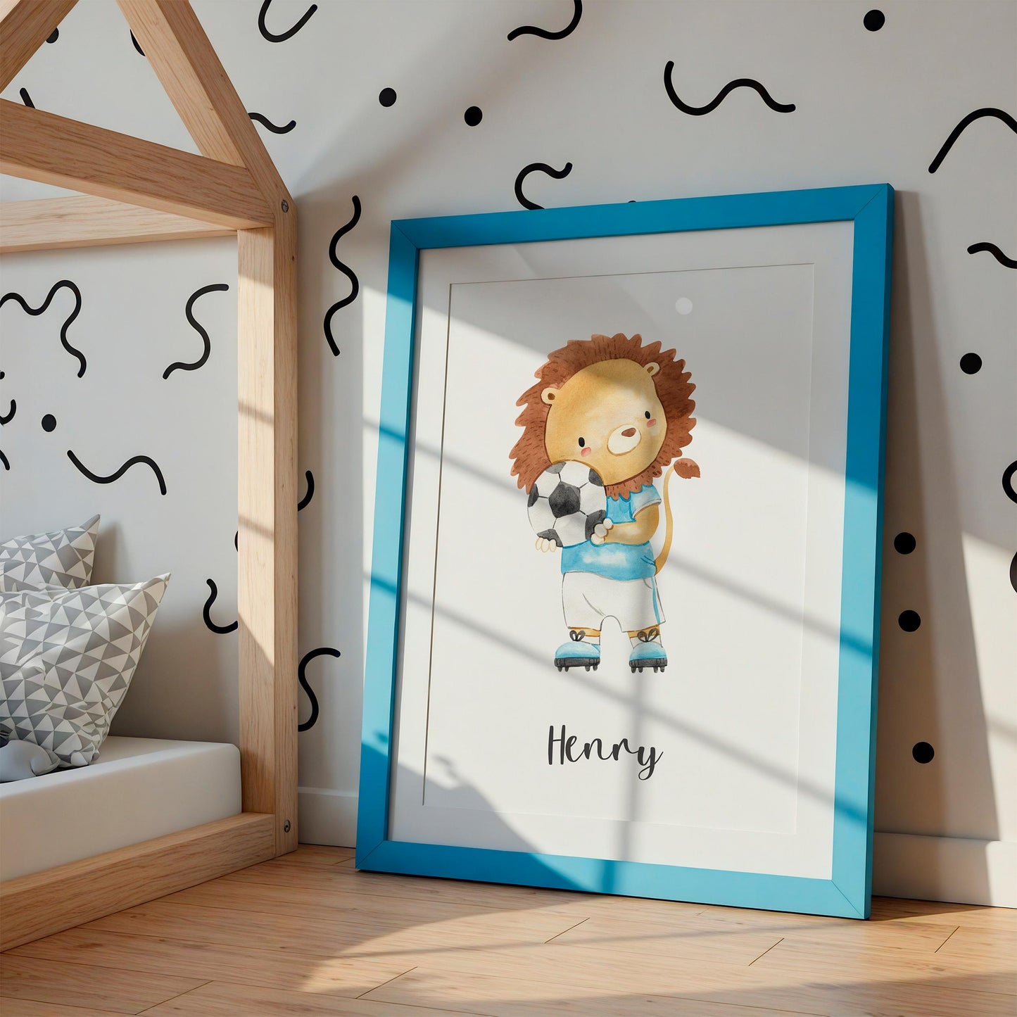 Namensposter Fußball Löwe - personalisiert: Ein blauer Rahmen mit einem Löwen im Fußballtrikot und Henry. Perfekt für Kinderzimmerdekoration, individuell anpassbar mit Namen.