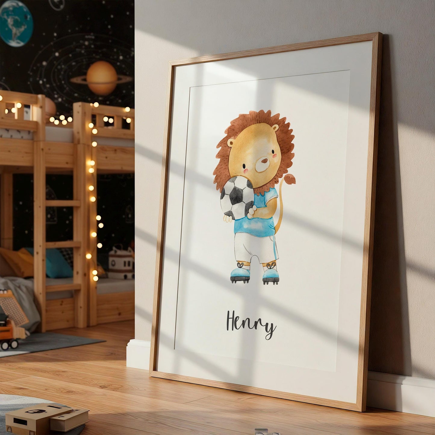 Namensposter Fußball Löwe - personalisiert: Aquarell-Löwe im Fußballtrikot mit Ball, Name Henry unten, anlehnend an eine Wand im Kinderzimmer.
