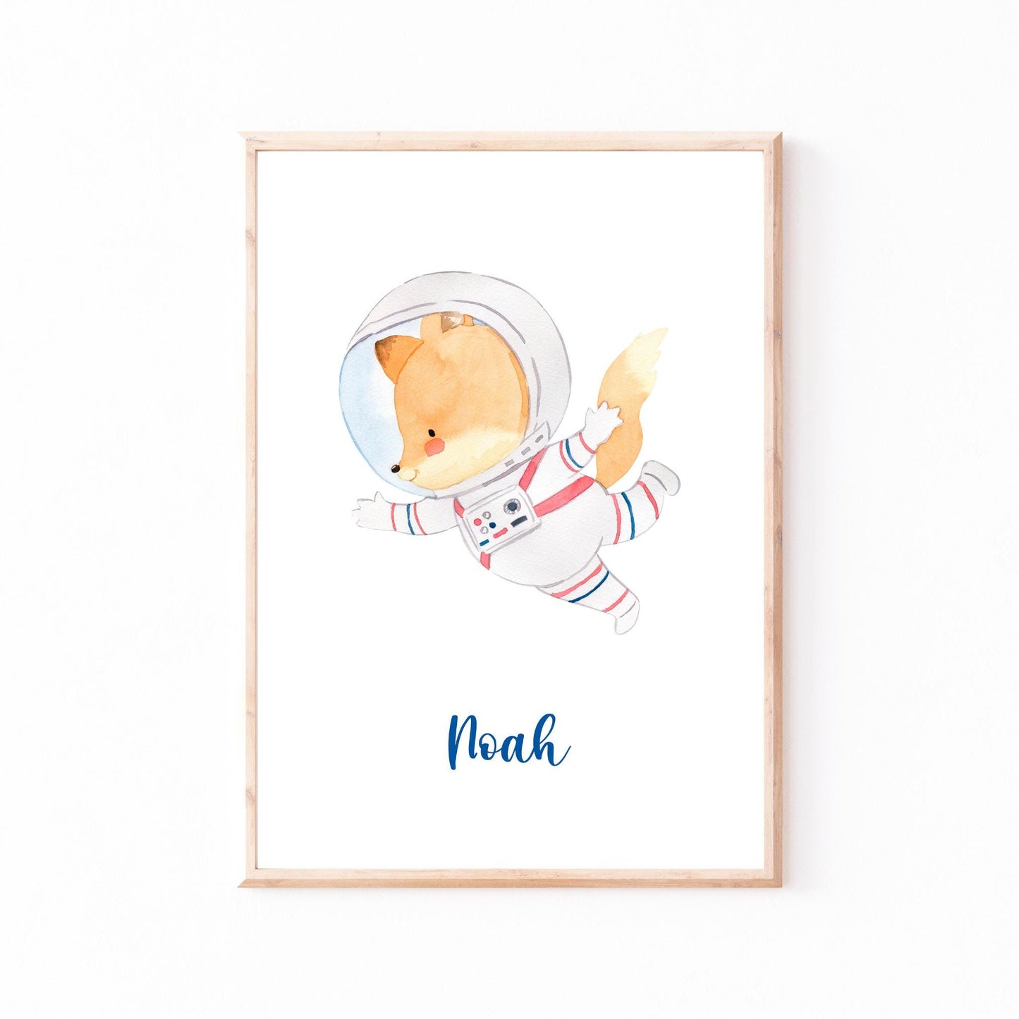 Geburtsposter Astronaut personalisiert: Aquarell-Fuchs in Astronautenanzug, schwebend. Darunter steht der Name “Noah” in blauer Schrift.