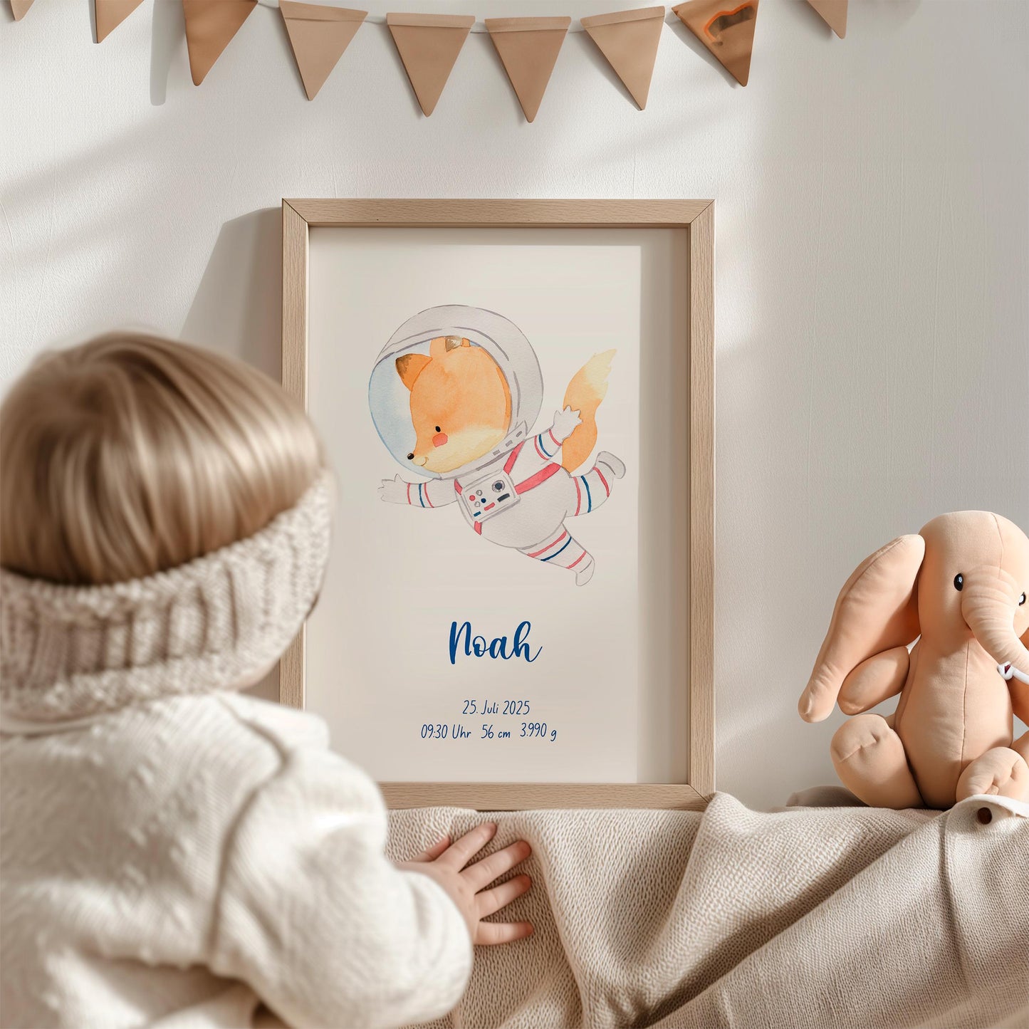 Geburtsposter Astronaut personalisiert mit Noah und Geburtsdaten, zeigt Aquarell-Fuchs im Raumanzug, umgeben von pastellfarbener Kinderzimmerdekoration und einem Plüschelefanten.