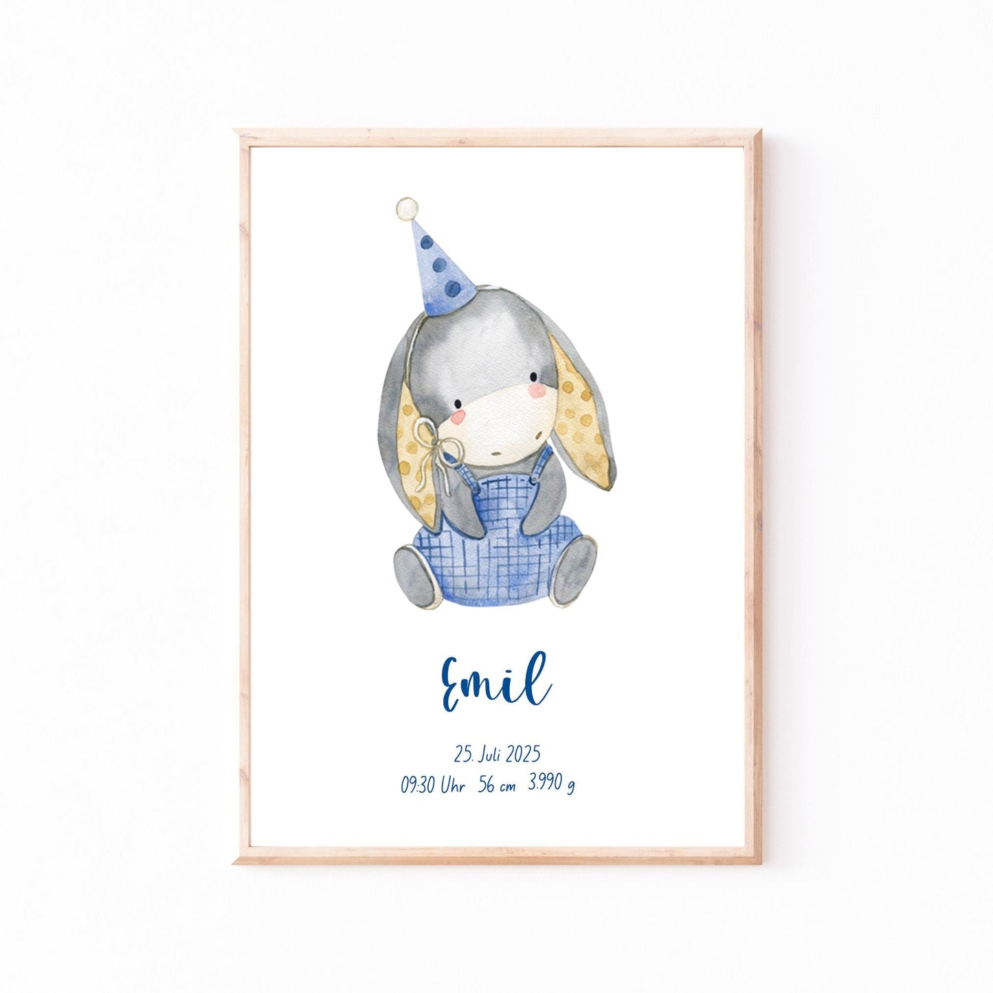Geburtsposter Esel personalisiert: Aquarell-Esel mit blauem Partyhut und Latzhose, darunter Name Emil und Geburtsdaten auf hochwertigem Papier. Perfektes Geschenk oder Kinderzimmerdeko.