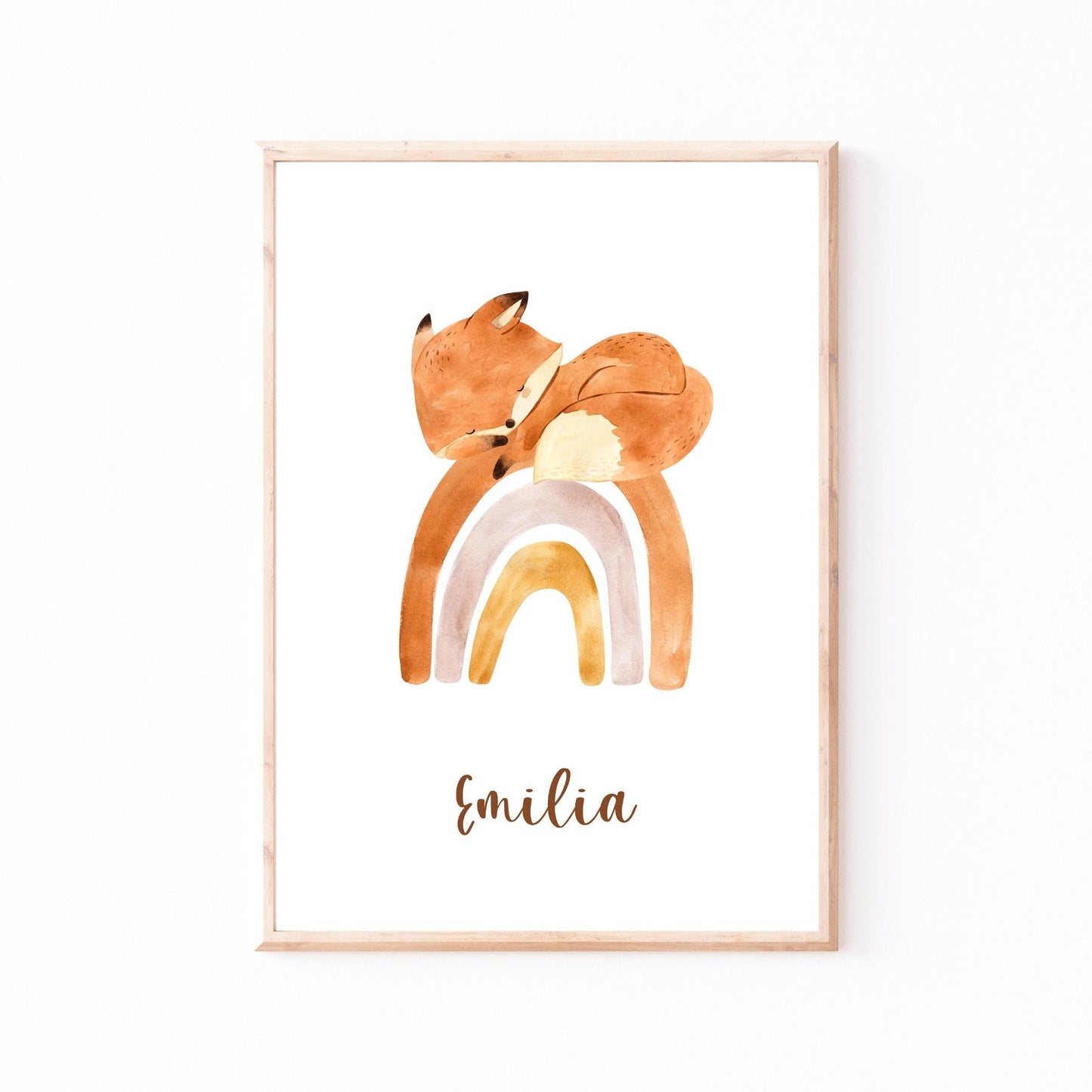Geburtsposter Fuchs auf Regenbogen personalisiert: Aquarellillustration eines schlafenden Fuchses auf Regenbogen mit Name Emilia, im schmalen Holzrahmen, auf weißem Hintergrund.
