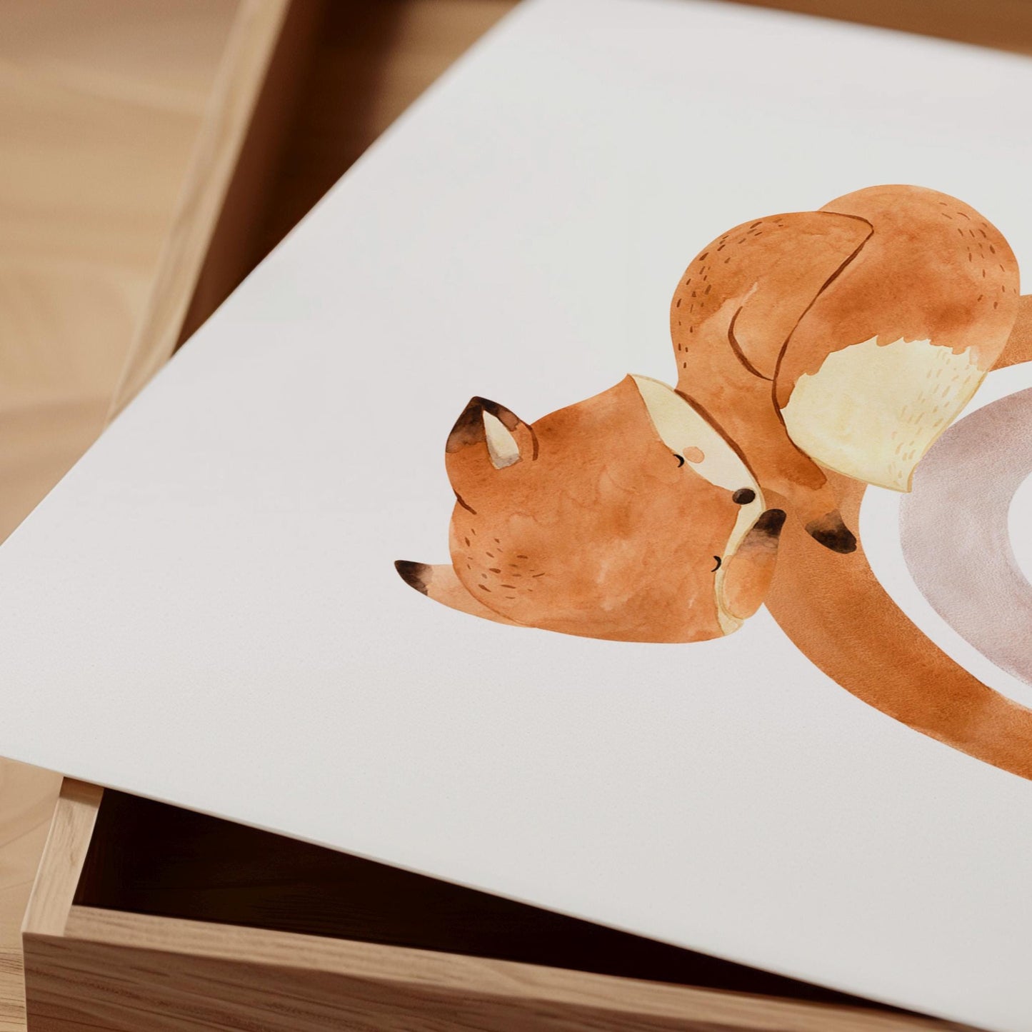 Geburtsposter Fuchs auf Regenbogen personalisiert zeigt einen Aquarell-Fuchs, der sich auf Papier zusammenrollt, ideal für personalisierte Kinderzimmerdekoration.