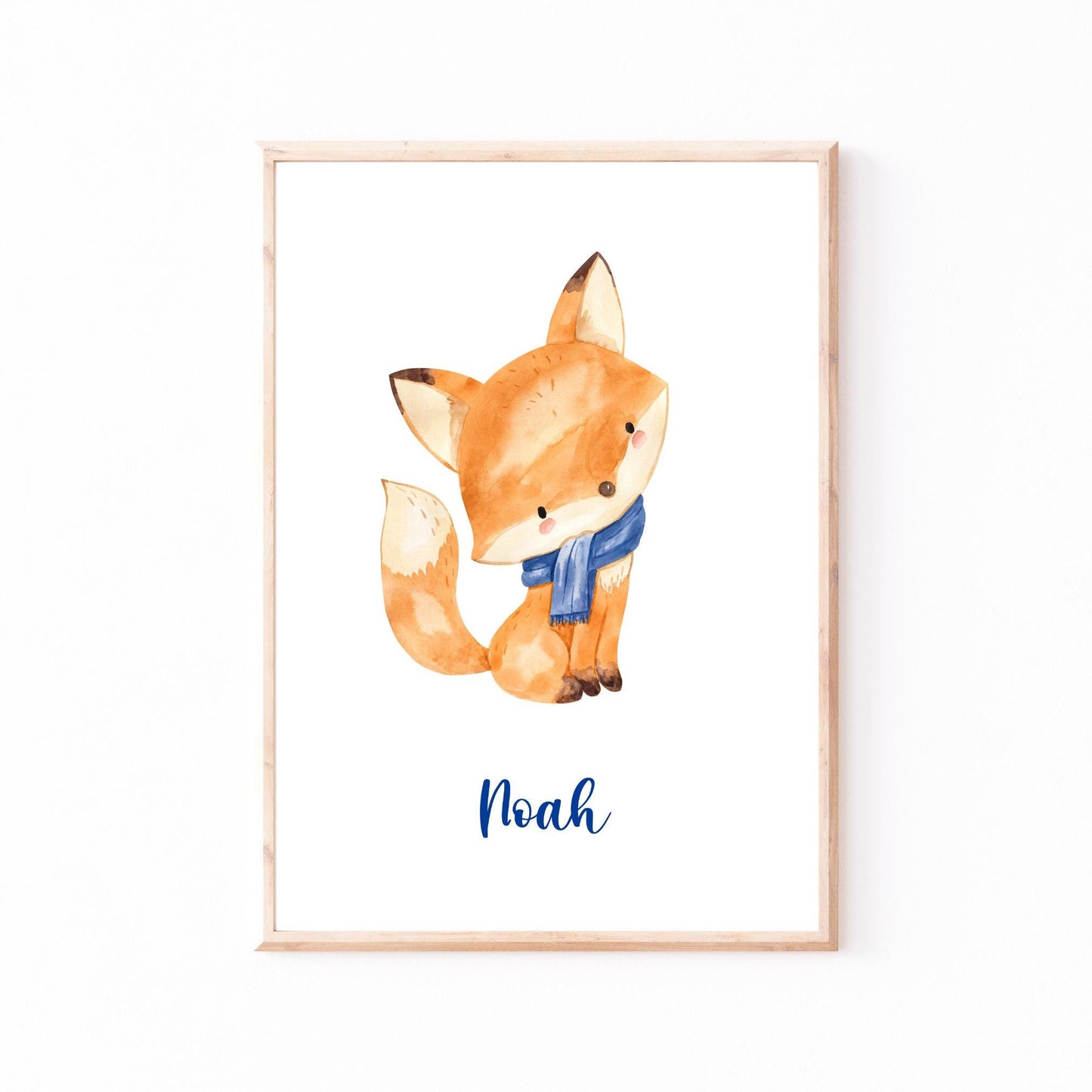 Gerahmtes Geburtsposter Fuchs personalisiert: Aquarellillustration eines kleinen Fuchses mit blauer Schal, darunter der Name Noah in blauer Schrift, ideale Kinderzimmerdekoration.