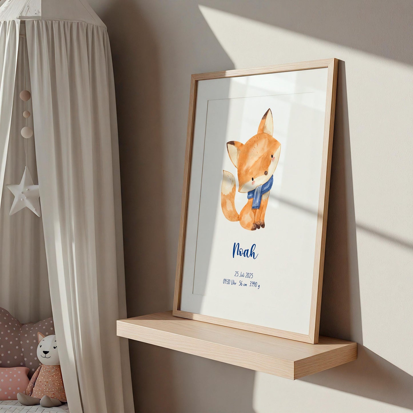 Namensposter Geburtsposter Fuchs personalisiert in Holzrahmen, zeigt Fuchs mit Schal und personalisierten Geburtsdaten. Ideal als Kinderzimmerdekoration. Kissen und Plüschtier ergänzen die Szene.