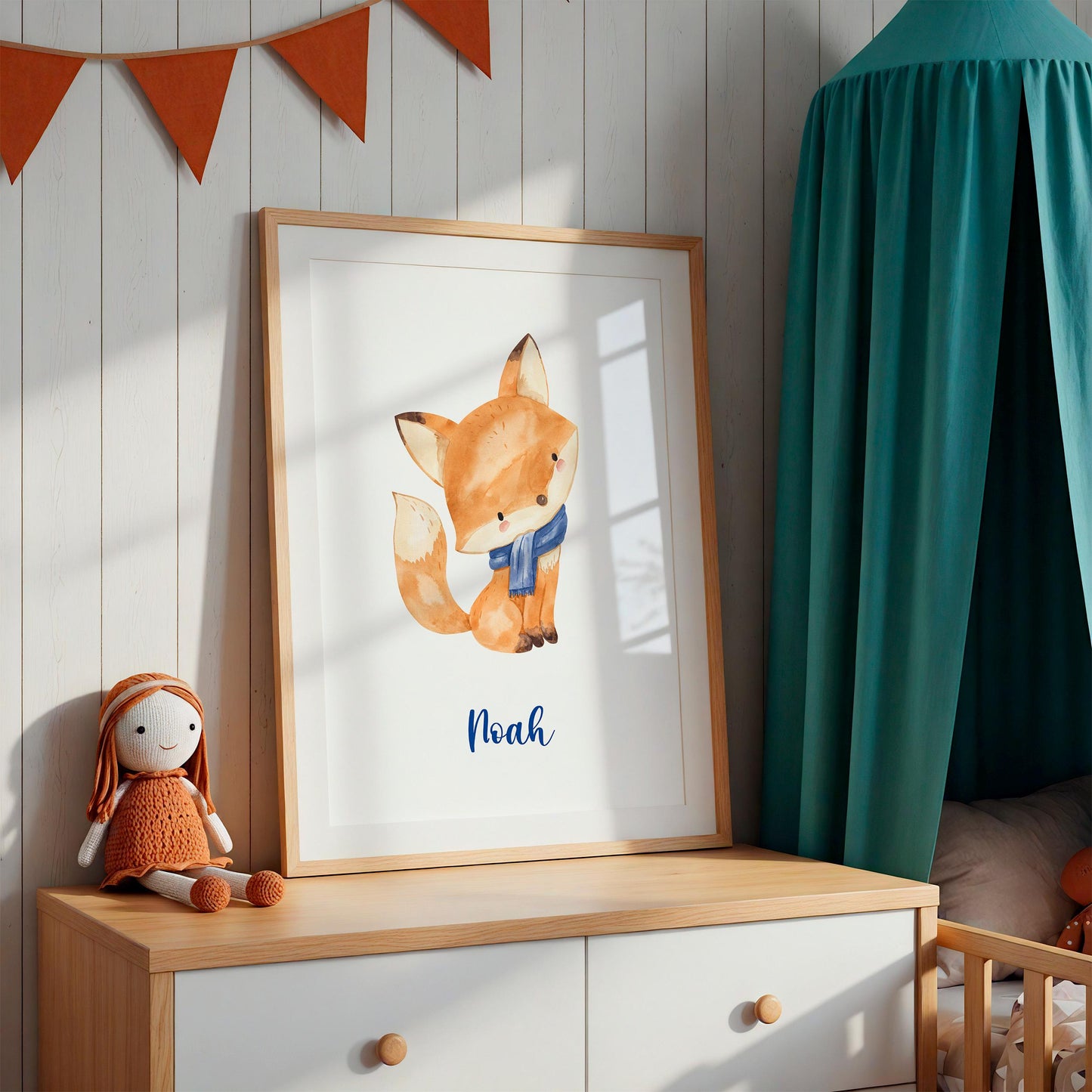 Geburtsposter Fuchs personalisiert im Holzrahmen auf Kommode, mit Aquarellfuchs und Name Noah, neben gestrickter Puppe und Wimpelkette, geeignet für Kinderzimmer.