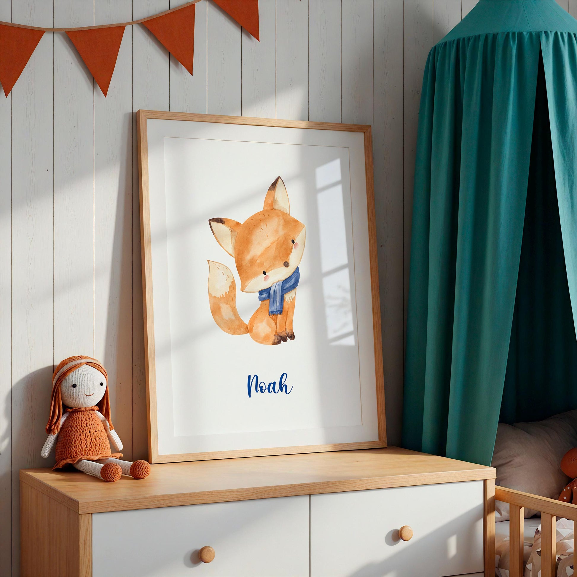 Geburtsposter Fuchs personalisiert im Holzrahmen auf Kommode, mit Aquarellfuchs und Name Noah, neben gestrickter Puppe und Wimpelkette, geeignet für Kinderzimmer.