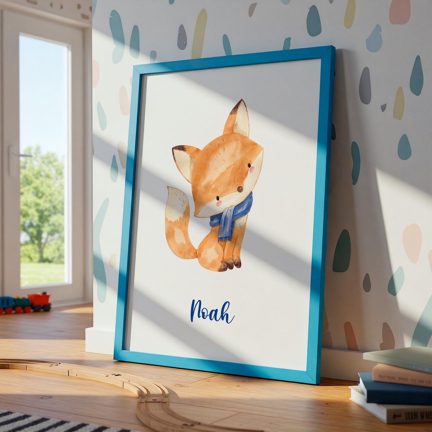 Geburtsposter Fuchs personalisiert: Ein blau gerahmtes Poster mit Aquarellfuchs und Noah, umgeben von Spielzeug und Büchern, ideal als personalisiertes Kinderzimmerdekor.