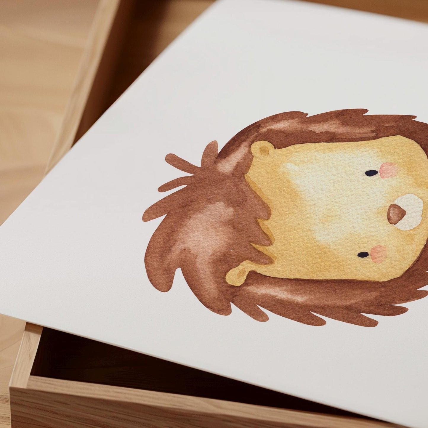 Geburtsposter Löwe - personalisiert: Aquarell-Illustration eines Löwengesichts mit brauner Mähne in einem Holztablett, auf hochwertigem Papier, bereit zur Personalisierung.