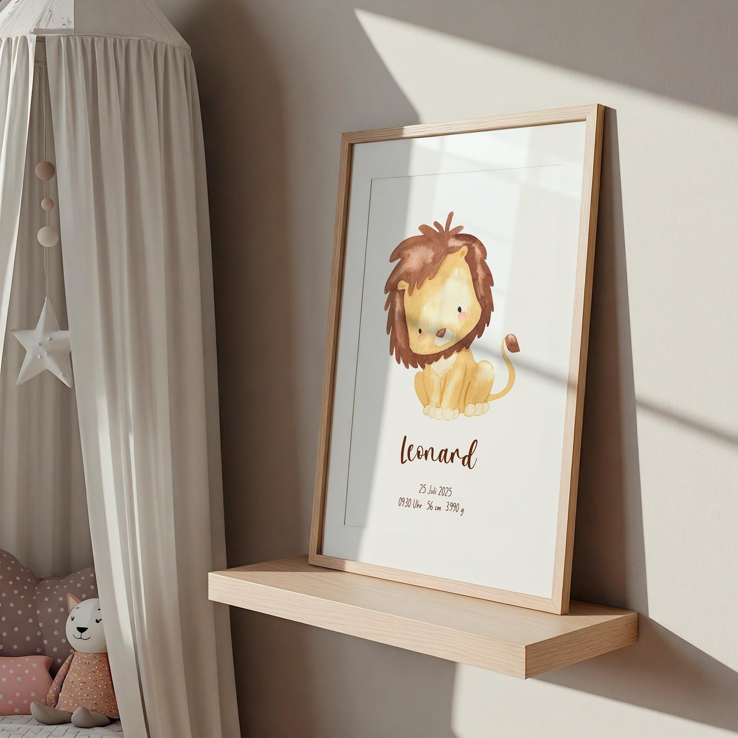 Namensposter Geburtsposter Löwe - personalisiert mit handgemaltem Löwen, individuellen Geburtsdaten auf Holzregal, umgeben von gemütlichen Babyzimmerdekorationen wie Stoffdrapierung und Plüschtieren.