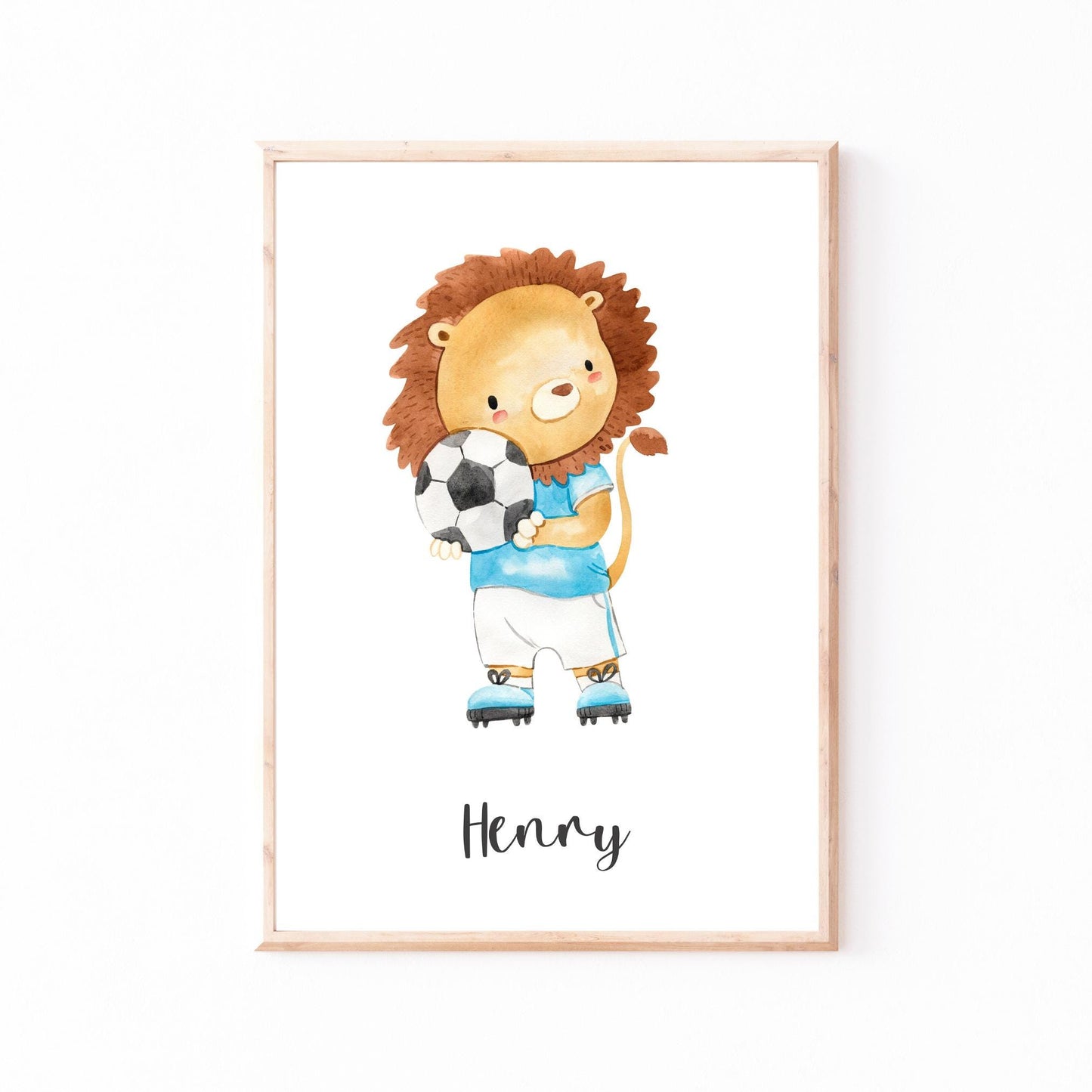 Namensposter Fußball Löwe - personalisiert: Aquarell-Löwe in blauem Fußballtrikot mit Ball, darunter handgeschriebener Name Henry. Perfekt fürs Kinderzimmer, individuell anpassbar.