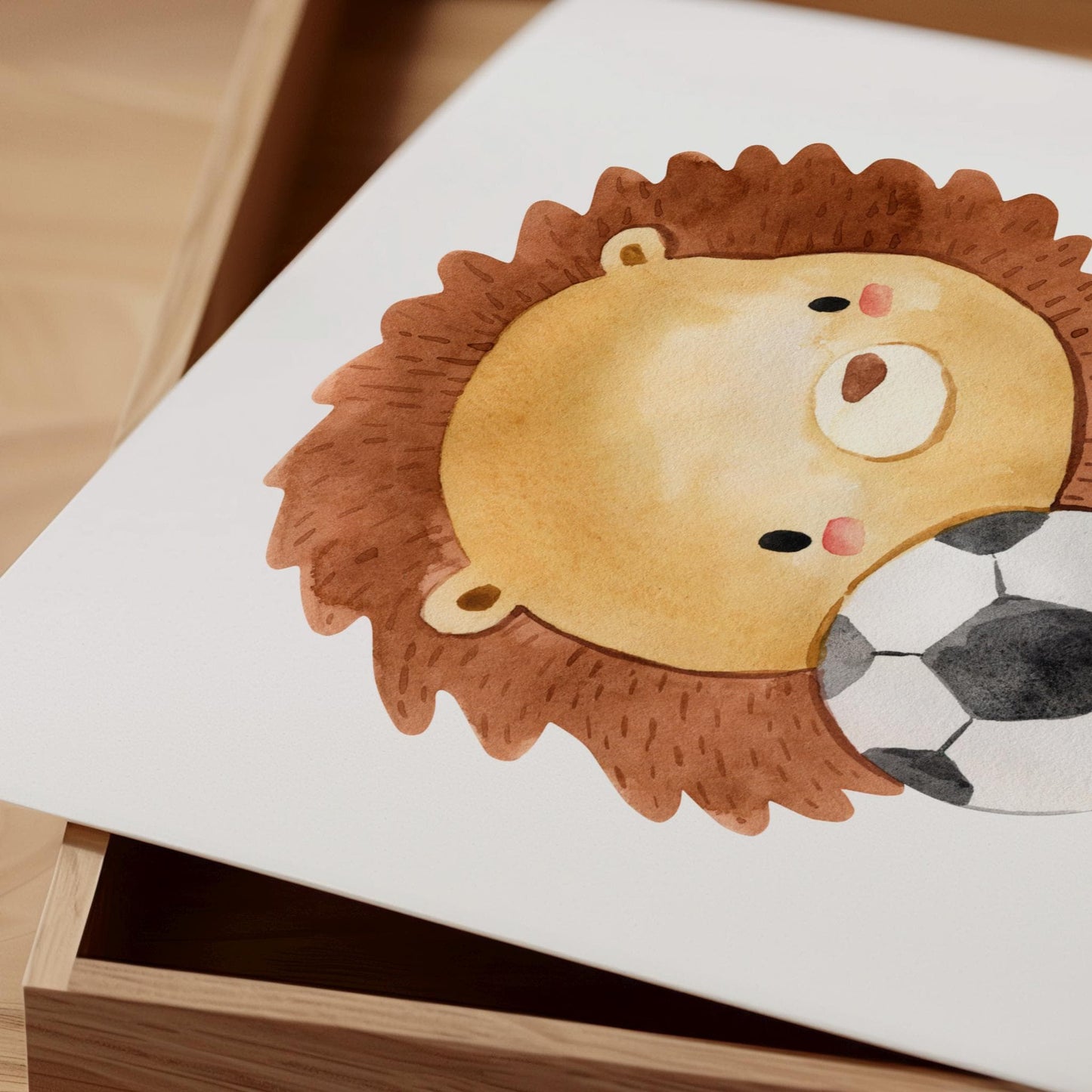 Namensposter Fußball Löwe - personalisiert: Kinder-Wasserfarbenbild eines Löwenkopfs neben einem Fußball, präsentiert in einem offenen Holztablett. Perfektes Geschenk oder Kinderzimmerschmuck.