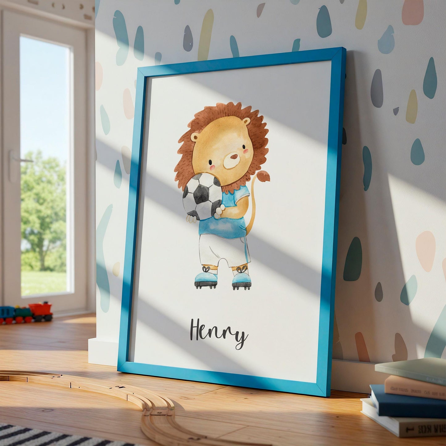 Namensposter Fußball Löwe - personalisiert: Aquarell-Illustration eines kleinen Löwen im blauen Trikot mit Ball, Henry darunter, umgeben von Spielzeug und Büchern im Kinderzimmer.