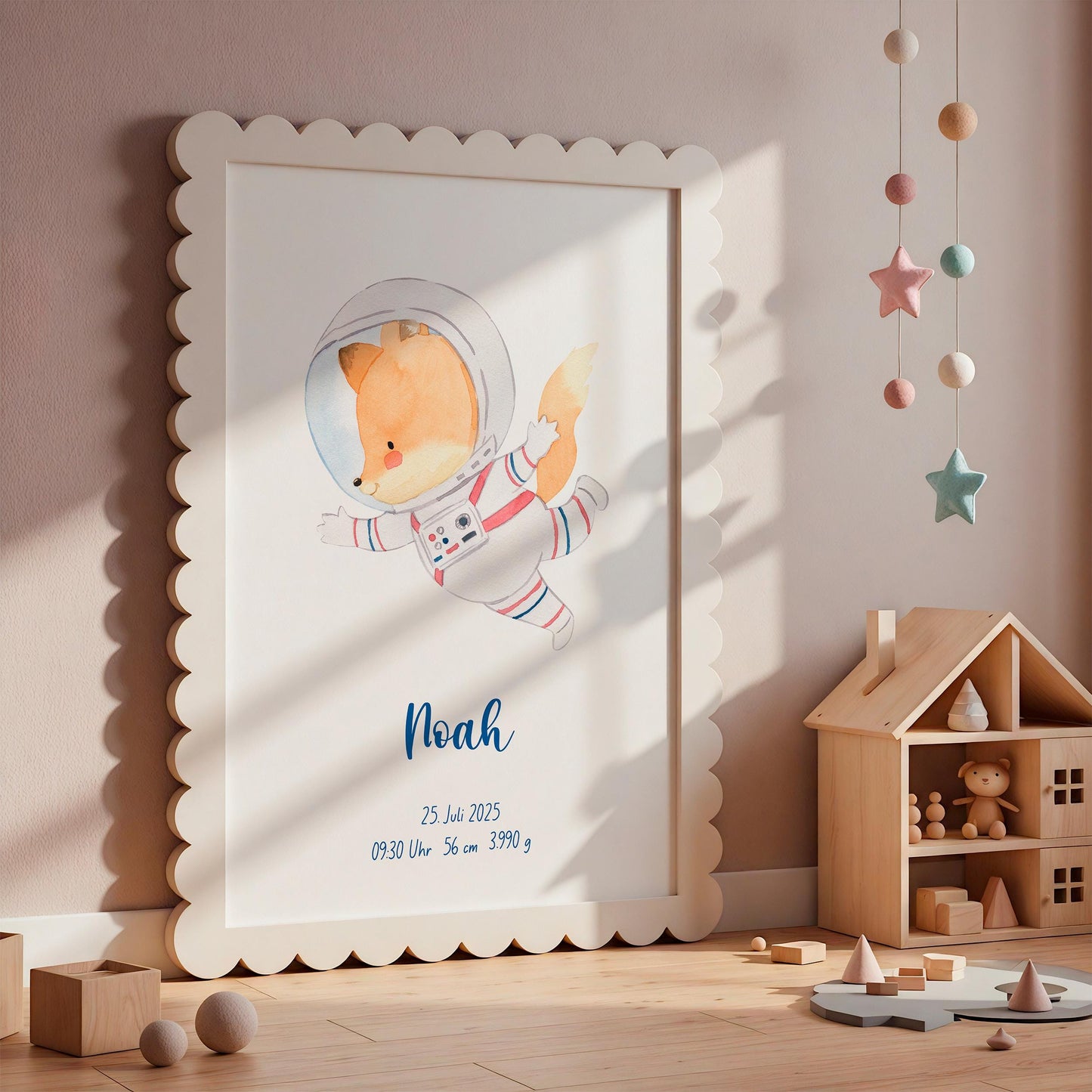 Geburtsposter Astronaut personalisiert mit Fuchs in Raumanzug, Name Noah und Geburtsdaten, dekoriert mit Holzspielzeug und Filzmobil im Kinderzimmer.