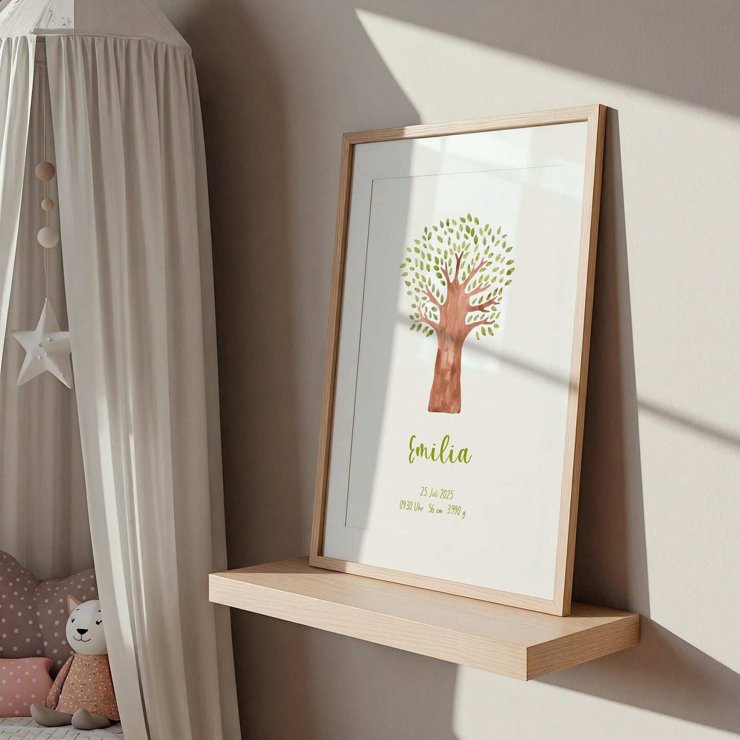 Geburtsposter Baum personalisiert: Holzrahmen mit Aquarellbaum und Name Emilia samt Geburtsdaten, auf einem Holzbildregal im sanft beleuchteten Kinderzimmer.
