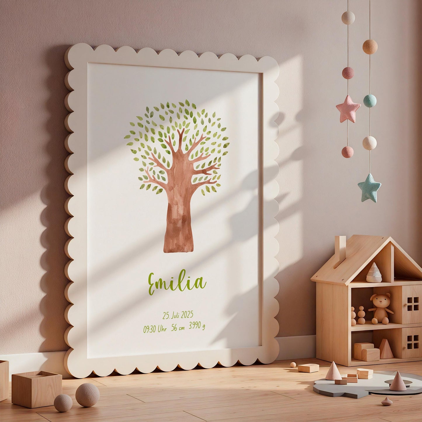 Geburtsposter Baum personalisiert zeigt einen Baum mit Name und Geburtsdaten eines Kindes im Rahmen, ideal für Kinderzimmerdekoration.