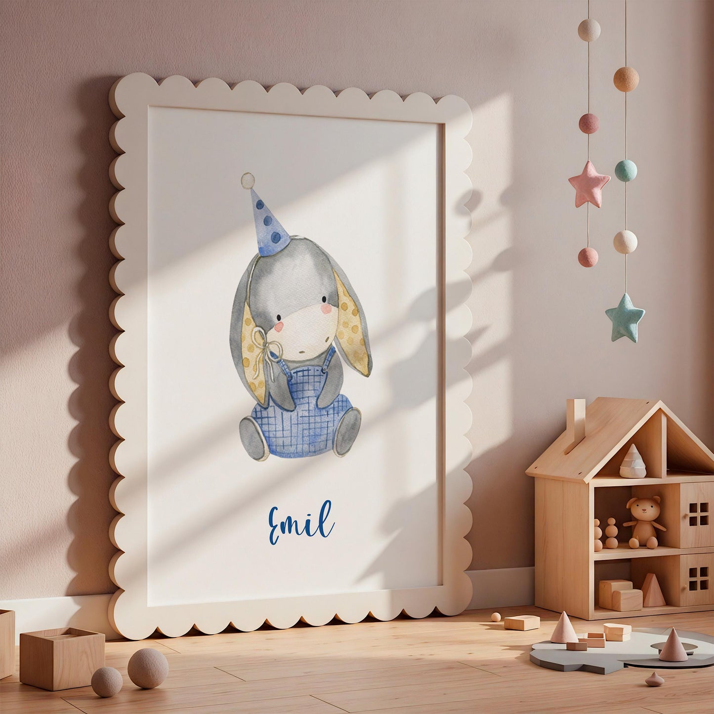 Geburtsposter Esel personalisiert: Illustration eines grauen Esels mit Partyhut und Name Emil in einem gerahmten Bild, umgeben von Kinderzimmer-Deko.