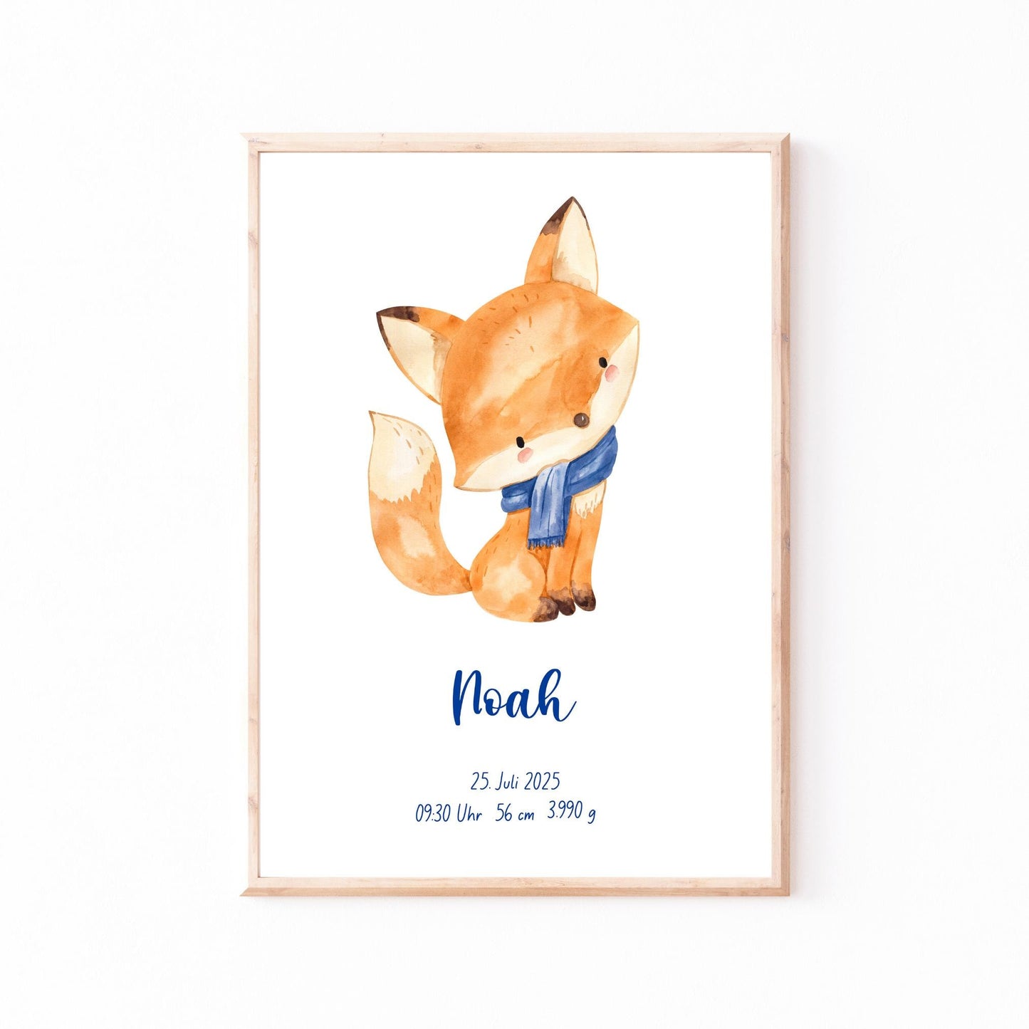 Geburtsposter Fuchs personalisiert: Aquarell-Fuchs mit blauem Schal, darunter Name „Noah“ und Geburtsdaten. Individuelle Gestaltung auf hochwertigem Papier. Ideal für Kinderzimmer.