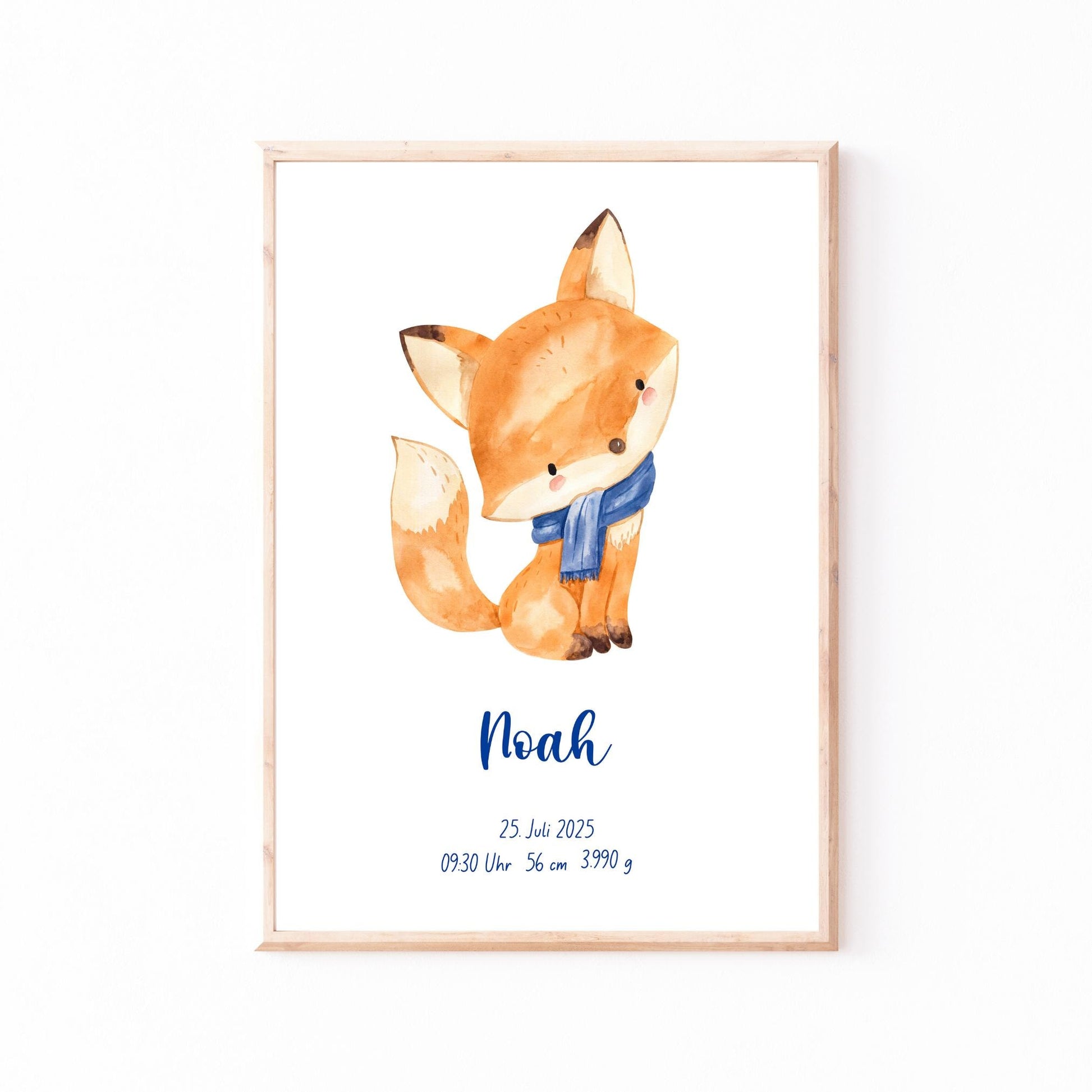 Geburtsposter Fuchs personalisiert: Aquarell-Fuchs mit blauem Schal, darunter Name „Noah“ und Geburtsdaten. Individuelle Gestaltung auf hochwertigem Papier. Ideal für Kinderzimmer.