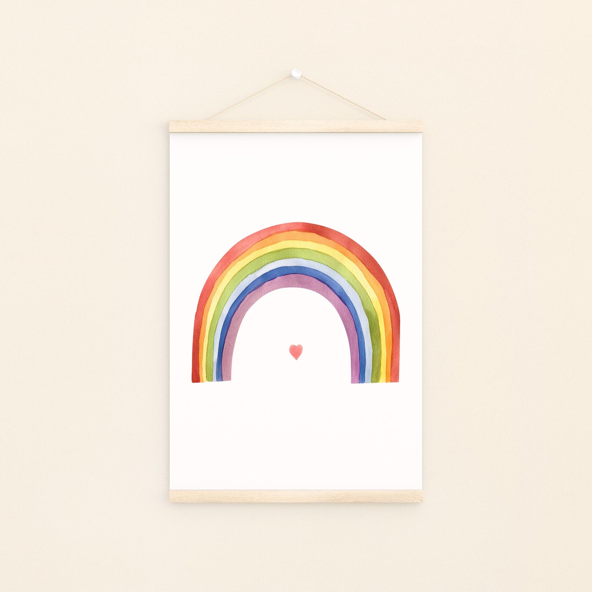 Poster Regenbogen A3, A4 & A5: Handgemaltes Kinderposter mit Aquarell-Regenbogen und kleinem roten Herz, ideal für Kinderzimmerdeko, auf hochwertigem 300g Naturpapier gedruckt.