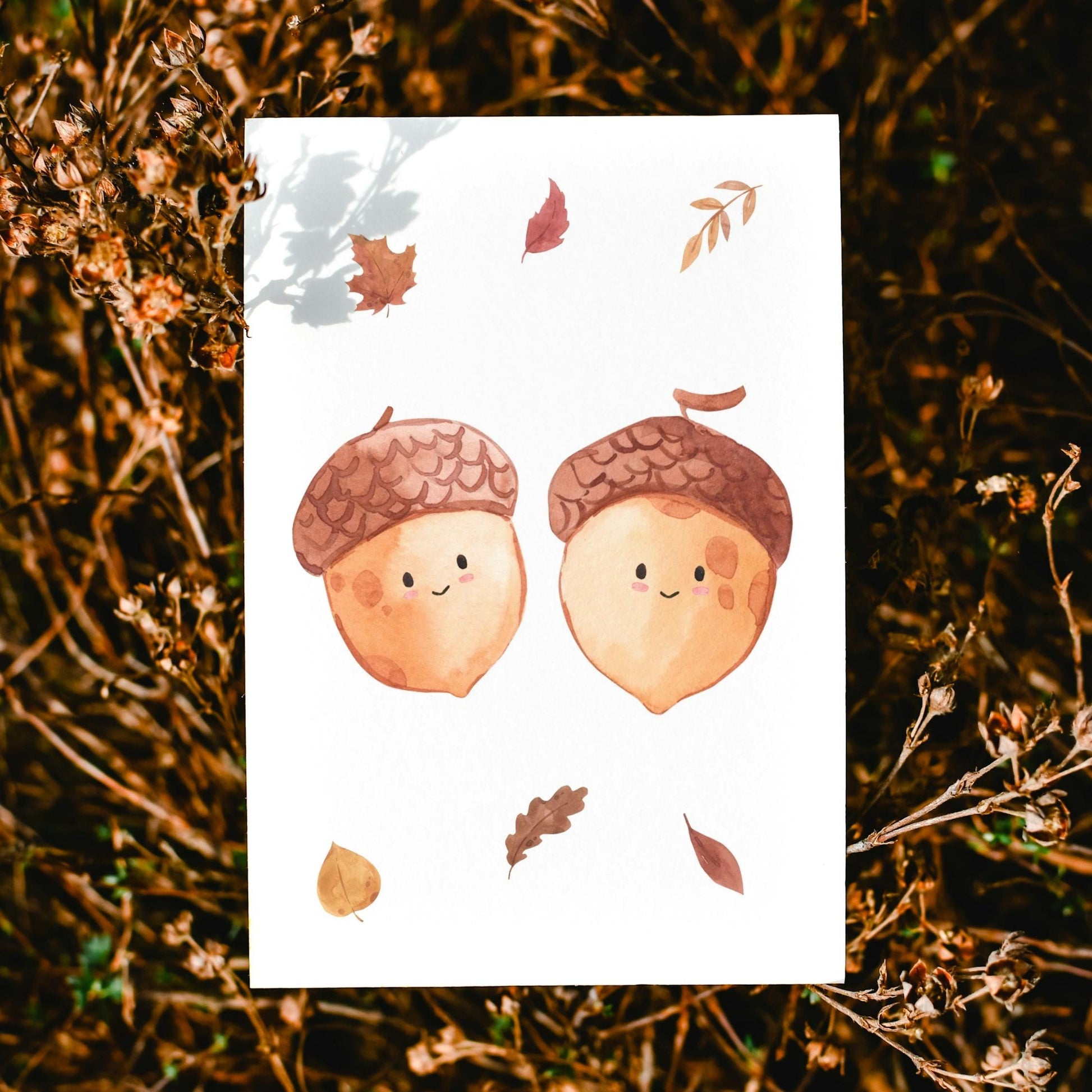 Postkarte Eicheln & Herbstlaub A6 zeigt handgemalte Eicheln mit Herbstblättern auf Naturpapier, perfekt für Grüße oder als Dekoration.