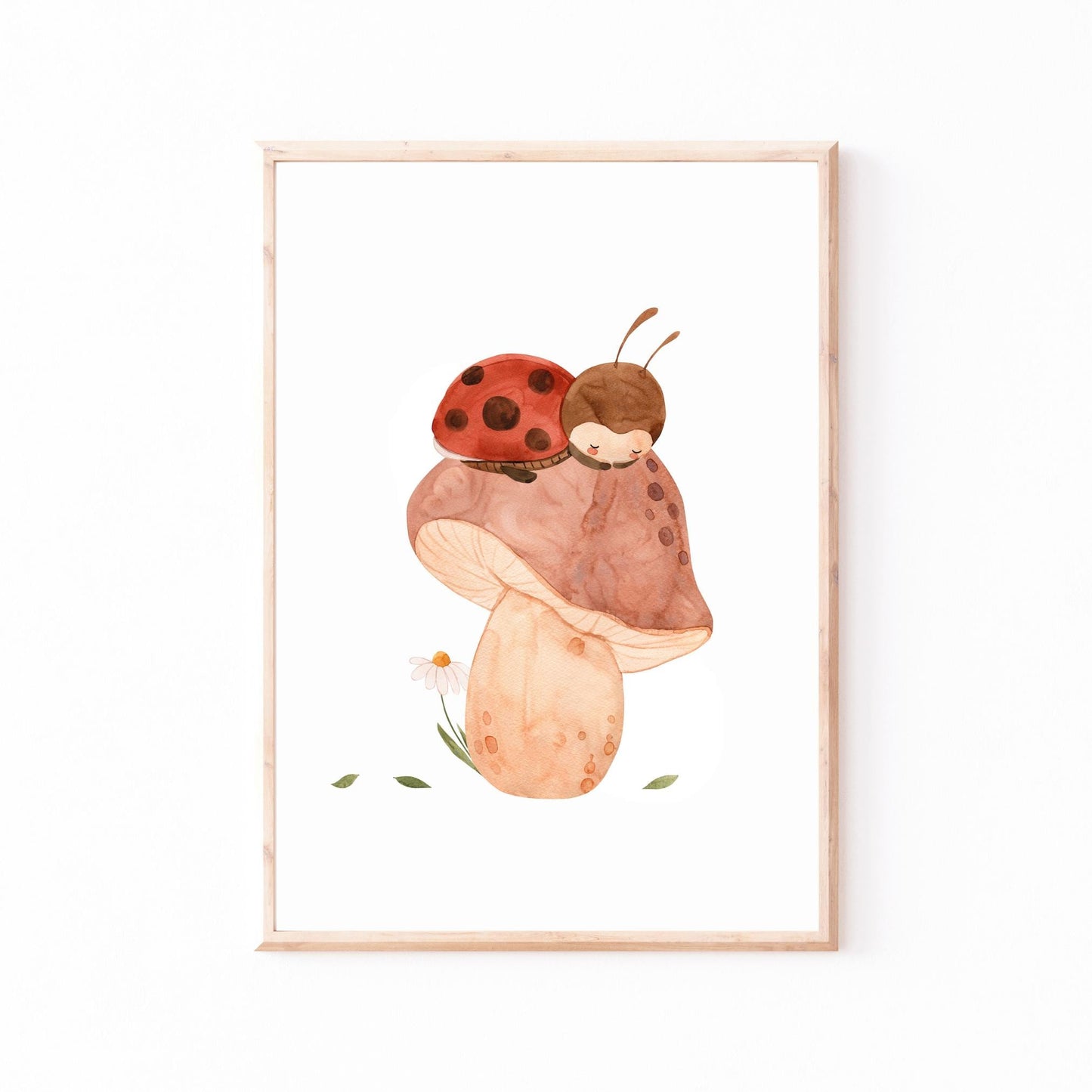 Namensposter personalisiert 3er Set Marienkäfer: Aquarell-Illustration eines schlafenden Marienkäfers auf einem Pilz, ergänzt durch kleine Blätter und Gänseblümchen, in hellem Holzrahmen.