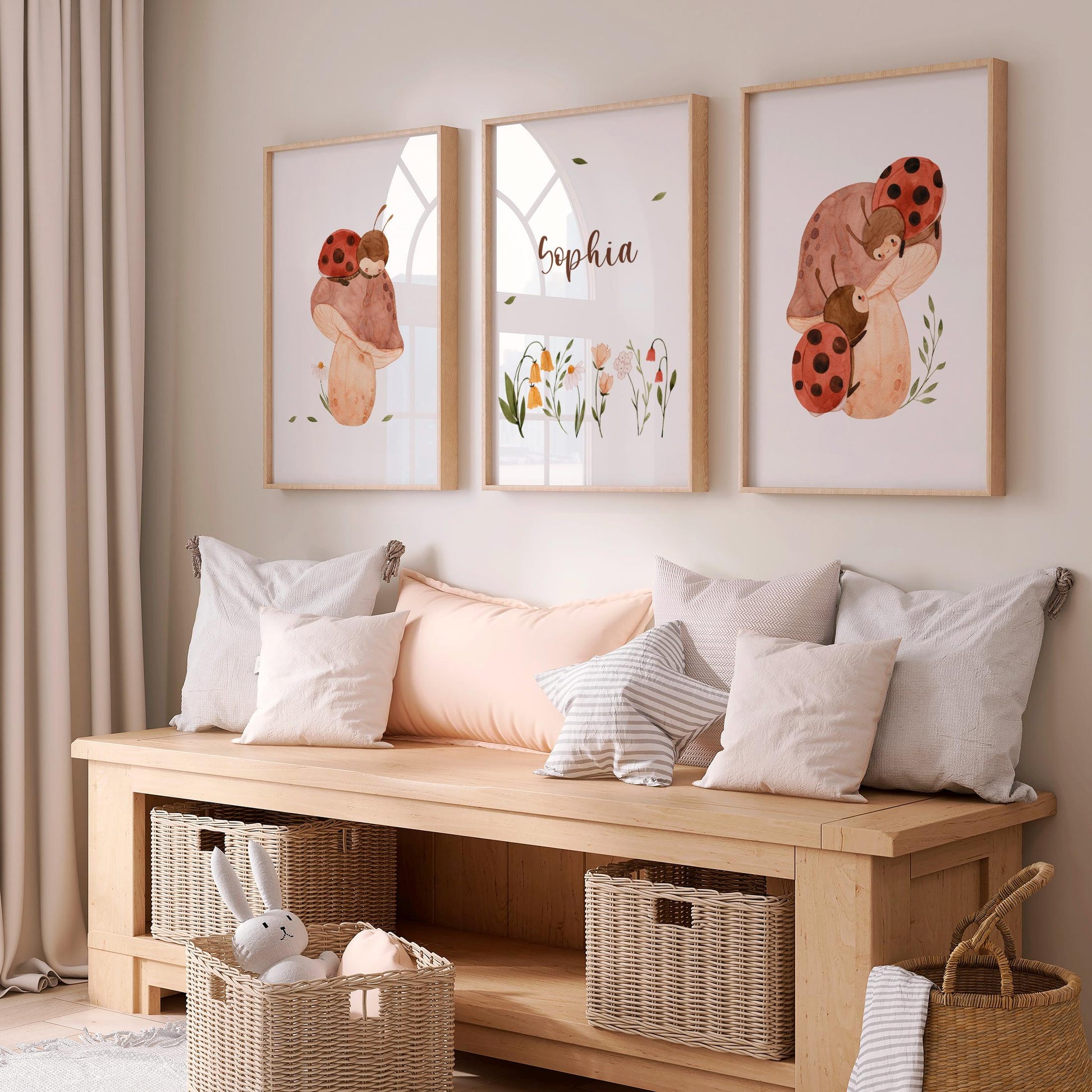 Namensposter personalisiert 3er Set Marienkäfer A5, A4 & A3: Drei Holzrahmen mit Marienkäfer- und Blumenmotiven, auf einer Bank mit Kissen und Körben dekoriert.