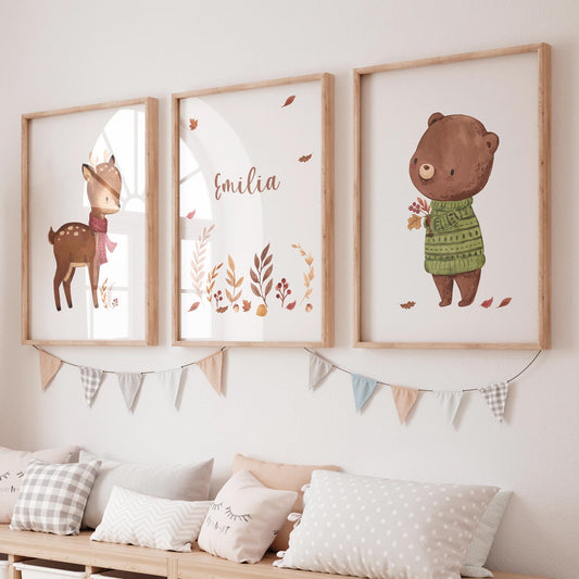 Personalisierte Namensposter 3er Set Waldtiere: Fawn mit Schal, Name Emilia mit Herbstblättern, Bär mit Beeren, ergänzt durch Kissen und Wimpel im Kinderzimmer.