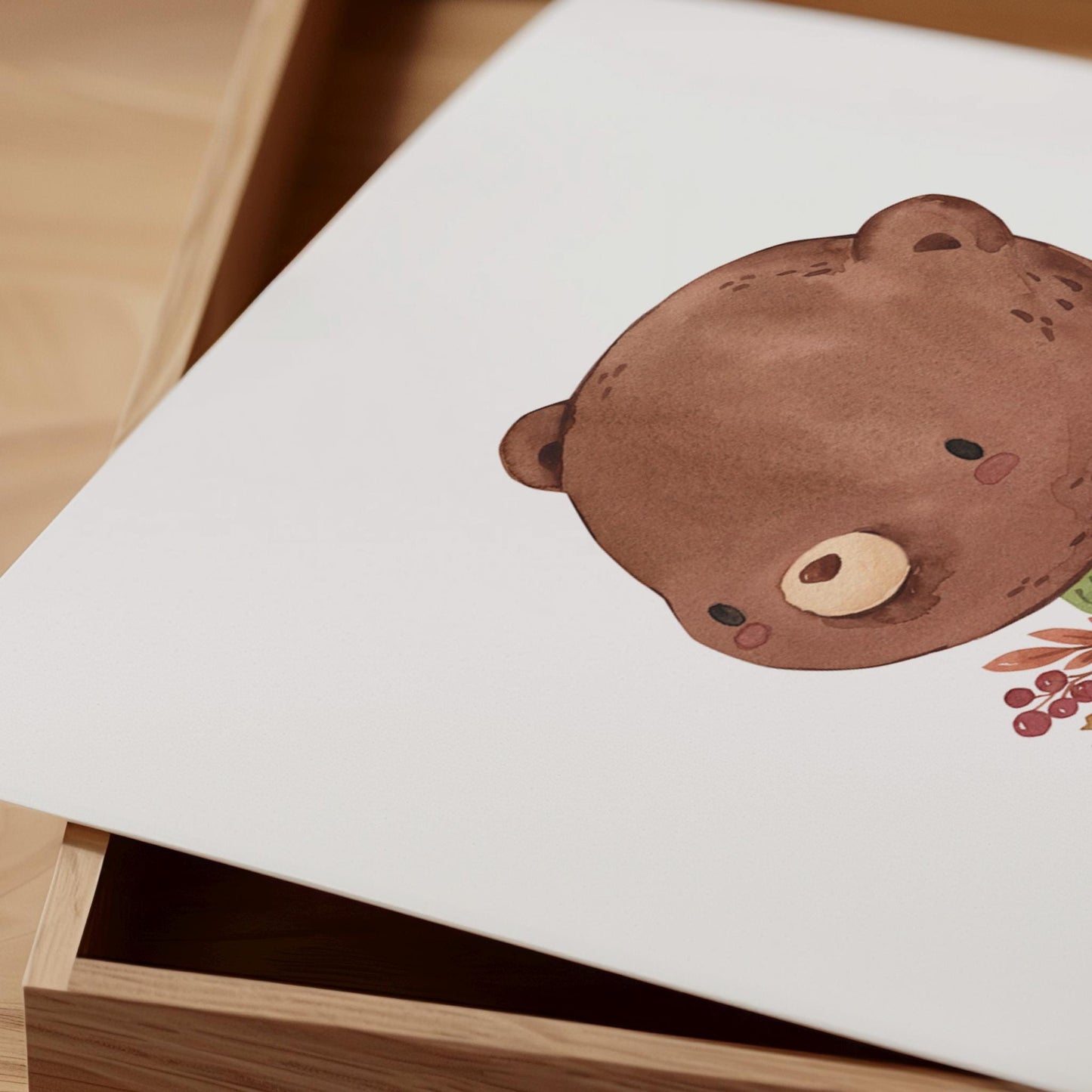 Holz-Keepsake-Box mit Deckel, der ein Aquarell von einem braunen Bärenkopf und Beeren zeigt, passend zum personalisierten Namensposter 3er Set Waldtiere.