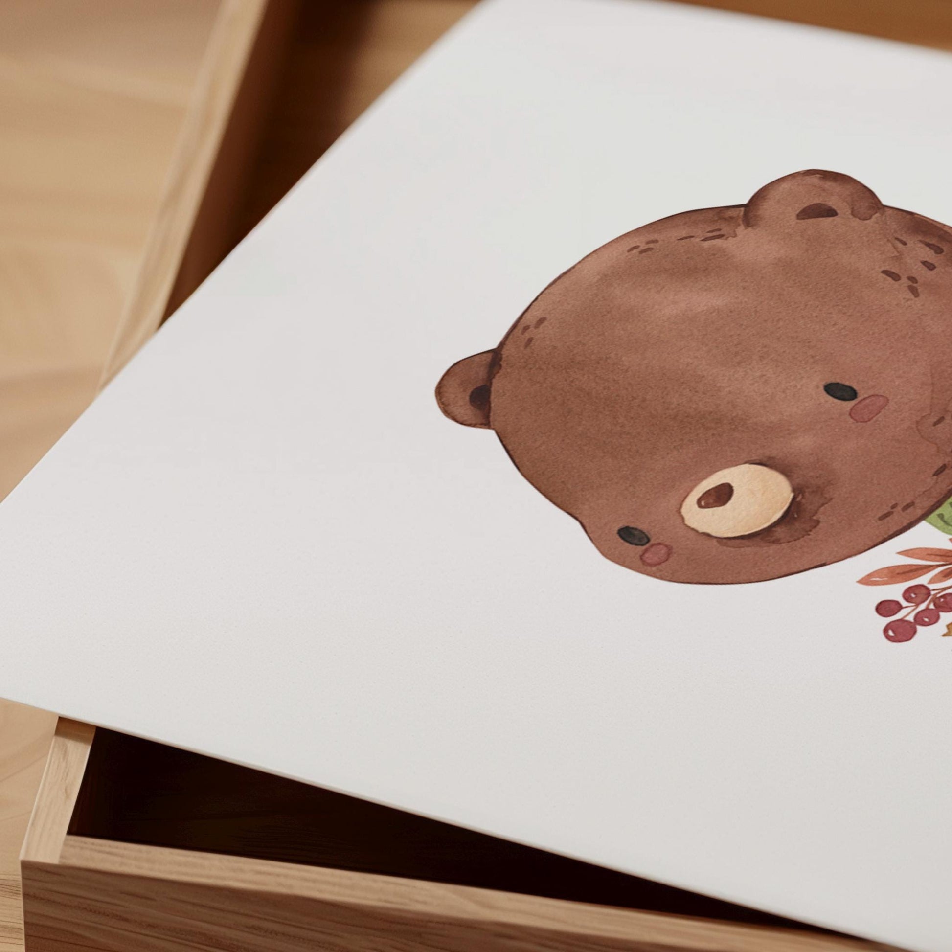 Holz-Keepsake-Box mit Deckel, der ein Aquarell von einem braunen Bärenkopf und Beeren zeigt, passend zum personalisierten Namensposter 3er Set Waldtiere.