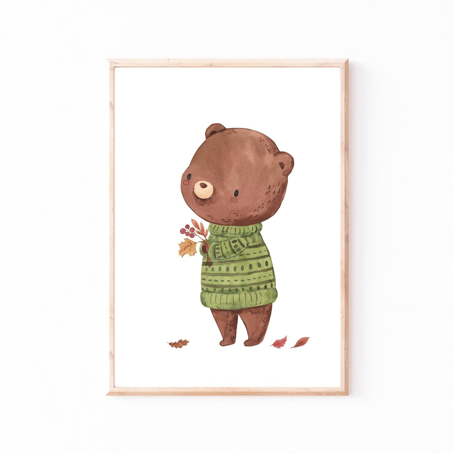 Framed illustration eines kleinen, stehenden Bären im grünen Pullover mit Herbstblättern, Teil des Namensposter personalisiert 3er Set Waldtiere A5, A4 & A3.