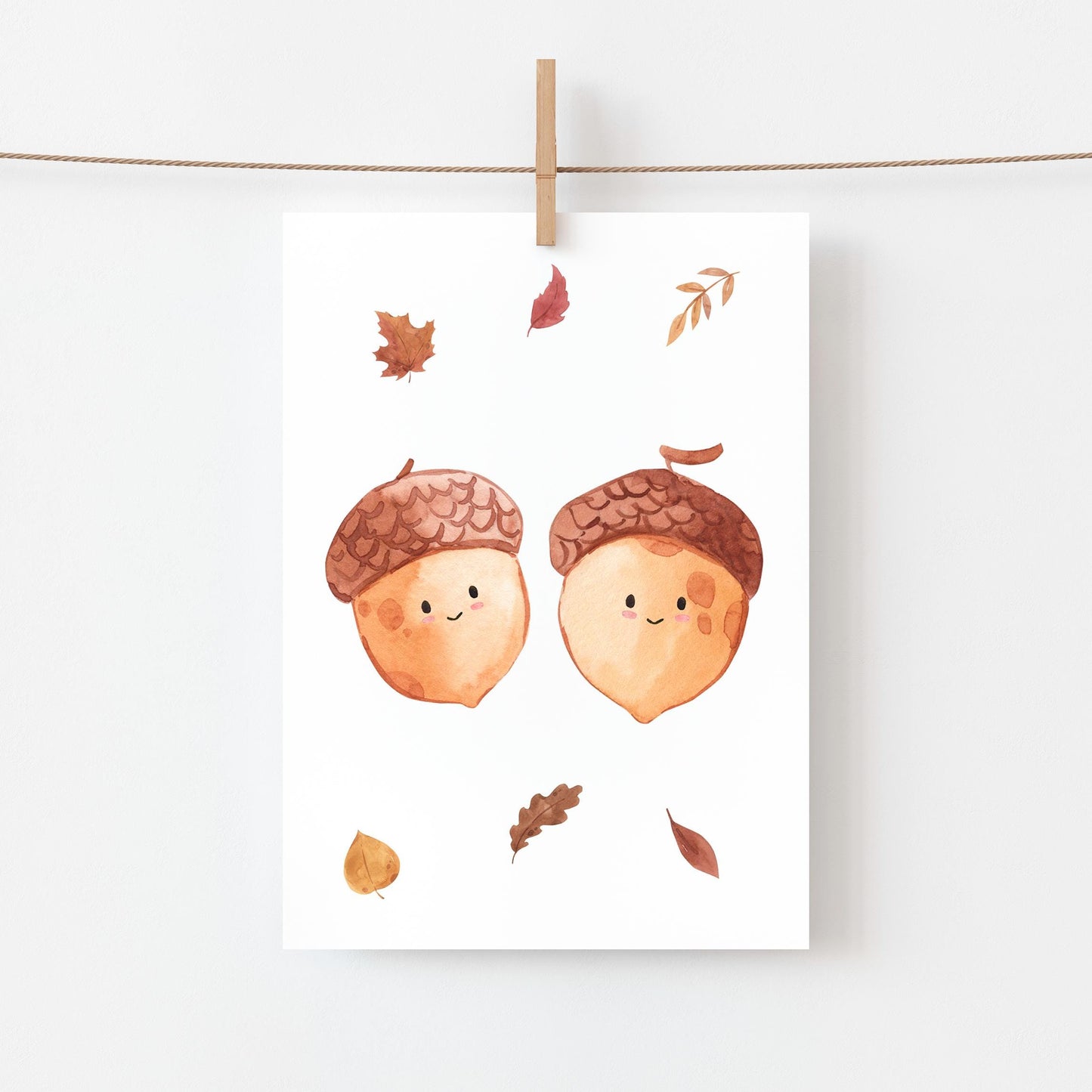 Karte Eicheln & Herbstlaub A6 zeigt zwei lächelnde Eicheln mit Herbstblättern, gedruckt auf hochwertigem, mattem Naturpapier, ideal für Grüße oder Herbstdekoration.