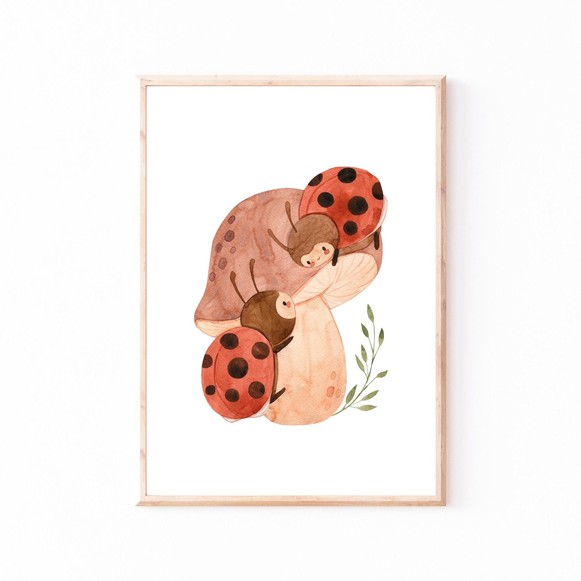 Namensposter personalisiert 3er Set Marienkäfer A5, A4 & A3: Aquarell-Illustration von Marienkäfern auf Pilz, ideal für Kinderzimmerdeko oder Geschenke zur Geburt, Taufe und Geburtstag.