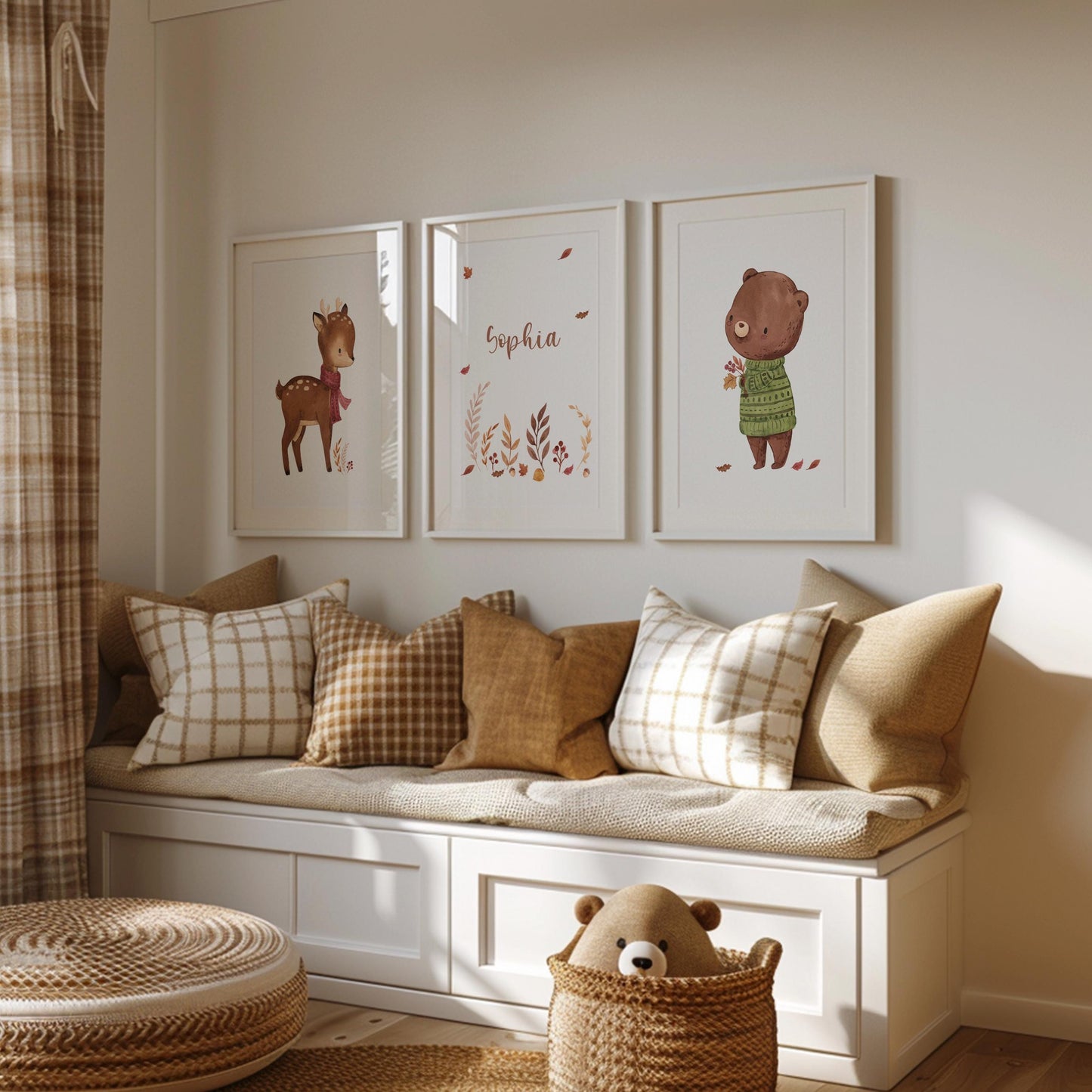 Gemütliche Kinderecke mit einem personalisierten 3er Set Waldtiere Namensposter, inklusive Sophia mit Herbstlaub, handgemalt und auf Naturpapier gedruckt, ideal als Geschenk.
