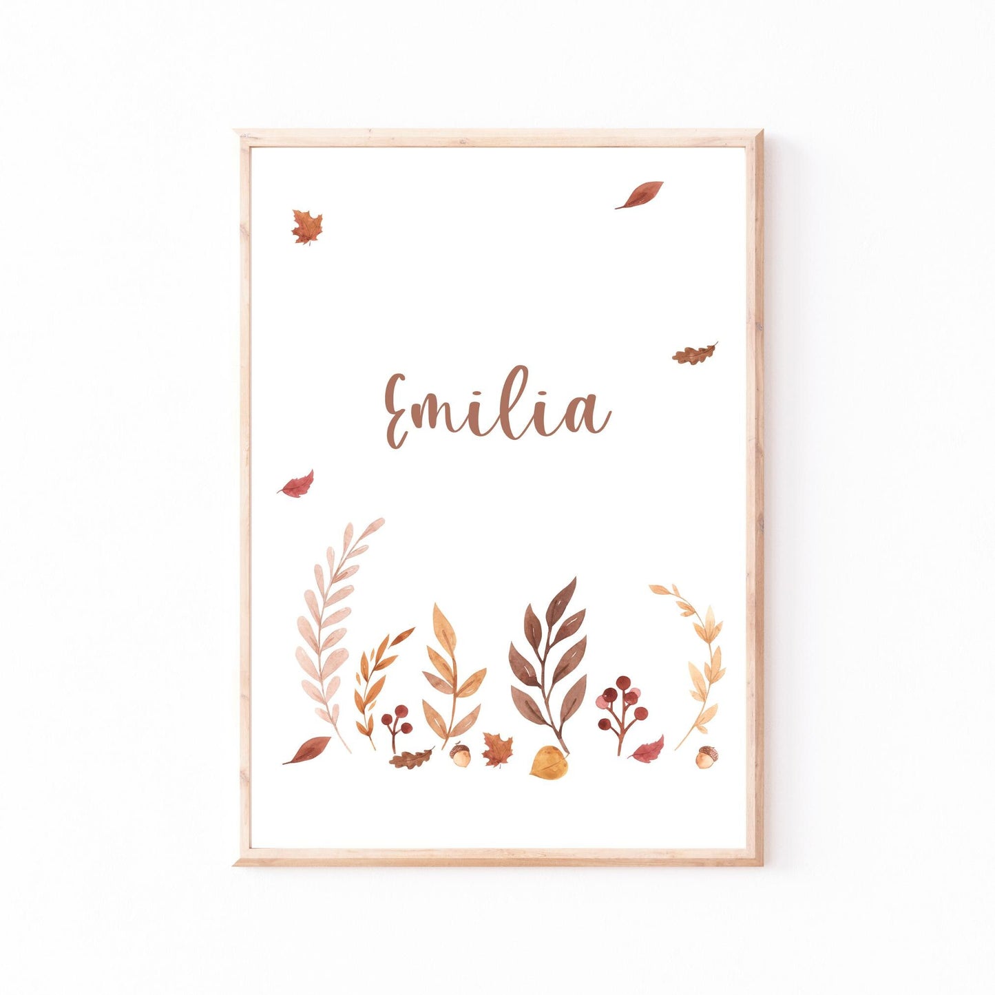 Namensposter personalisiert 3er Set Waldtiere: Holzrahmen mit handschriftlichem Emilia und herbstlichen Aquarellelementen - Blätter, Beeren, Eicheln, perfekt für Kinderzimmer-Deko.