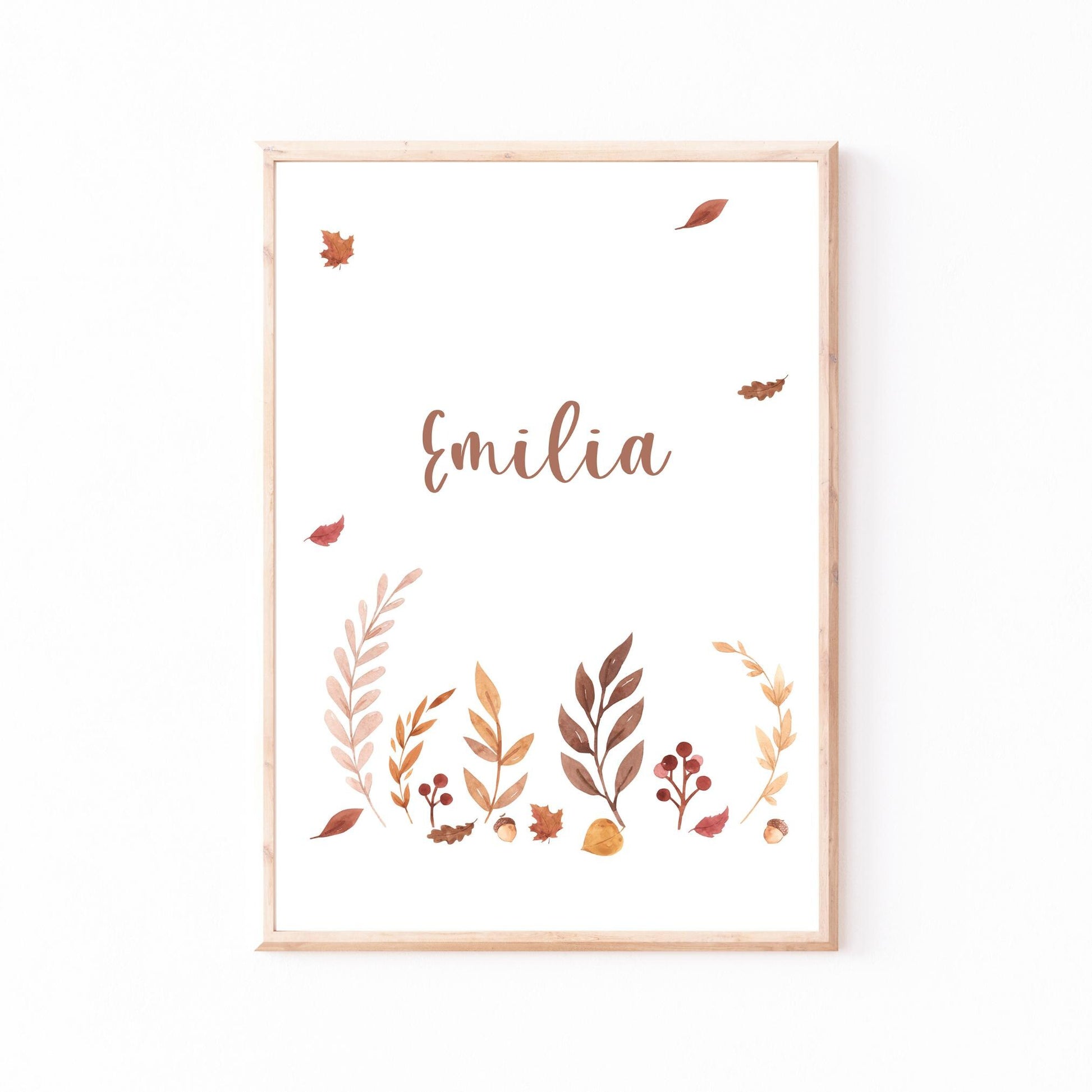 Namensposter personalisiert 3er Set Waldtiere: Holzrahmen mit handschriftlichem Emilia und herbstlichen Aquarellelementen - Blätter, Beeren, Eicheln, perfekt für Kinderzimmer-Deko.