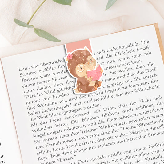 Magnetisches Lesezeichen Eule mit handgemaltem Eulenmotiv, auf Buchseite platziert. Ideal für Buchliebhaberinnen, aus hochwertigem Papier mit Vinylschutz, langlebig und praktisch.