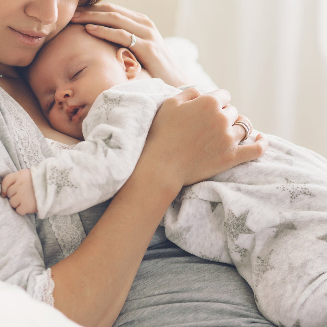 Geschenk zur Geburt: 10 praktische Helfer, die frisch gebackene Eltern wirklich brauchen