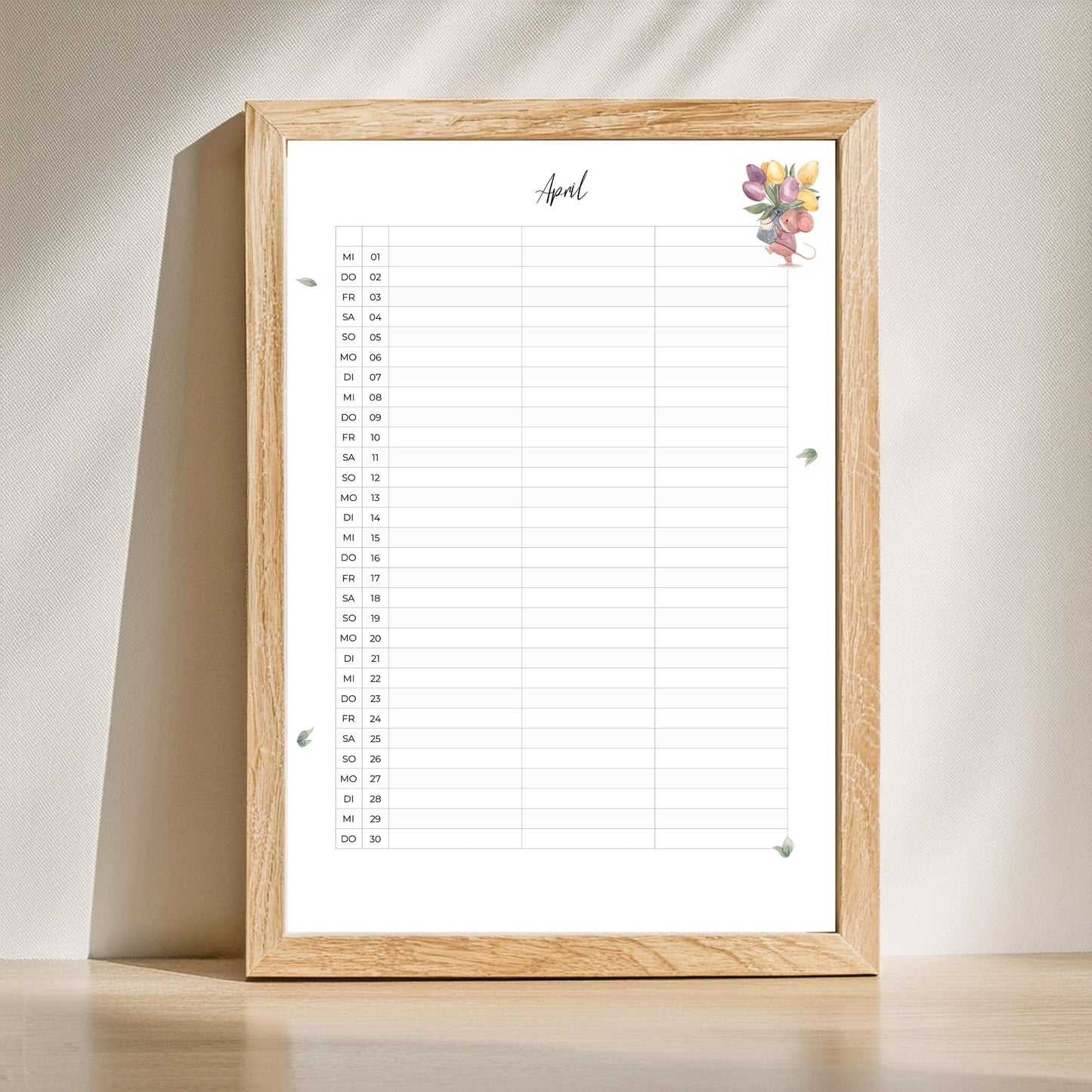 Familienkalender 2026 zum Ausdrucken mit 3 Spalten, minimalistischem Design, illustriertem Mausmotiv und Platz für Notizen. Gerahmt in hellem Holz.