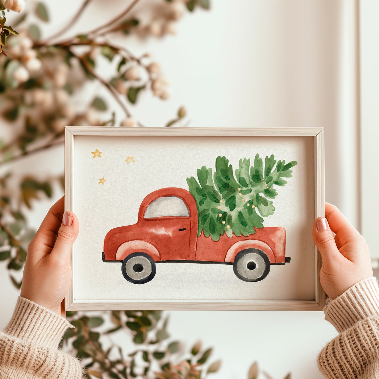 Weihnachtsposter Auto A3, A4, A5: Person hält ein Aquarellbild vom Truck in Rot mit einem Weihnachtsbaum auf der Ladefläche. Perfekt für festliche Dekoration.