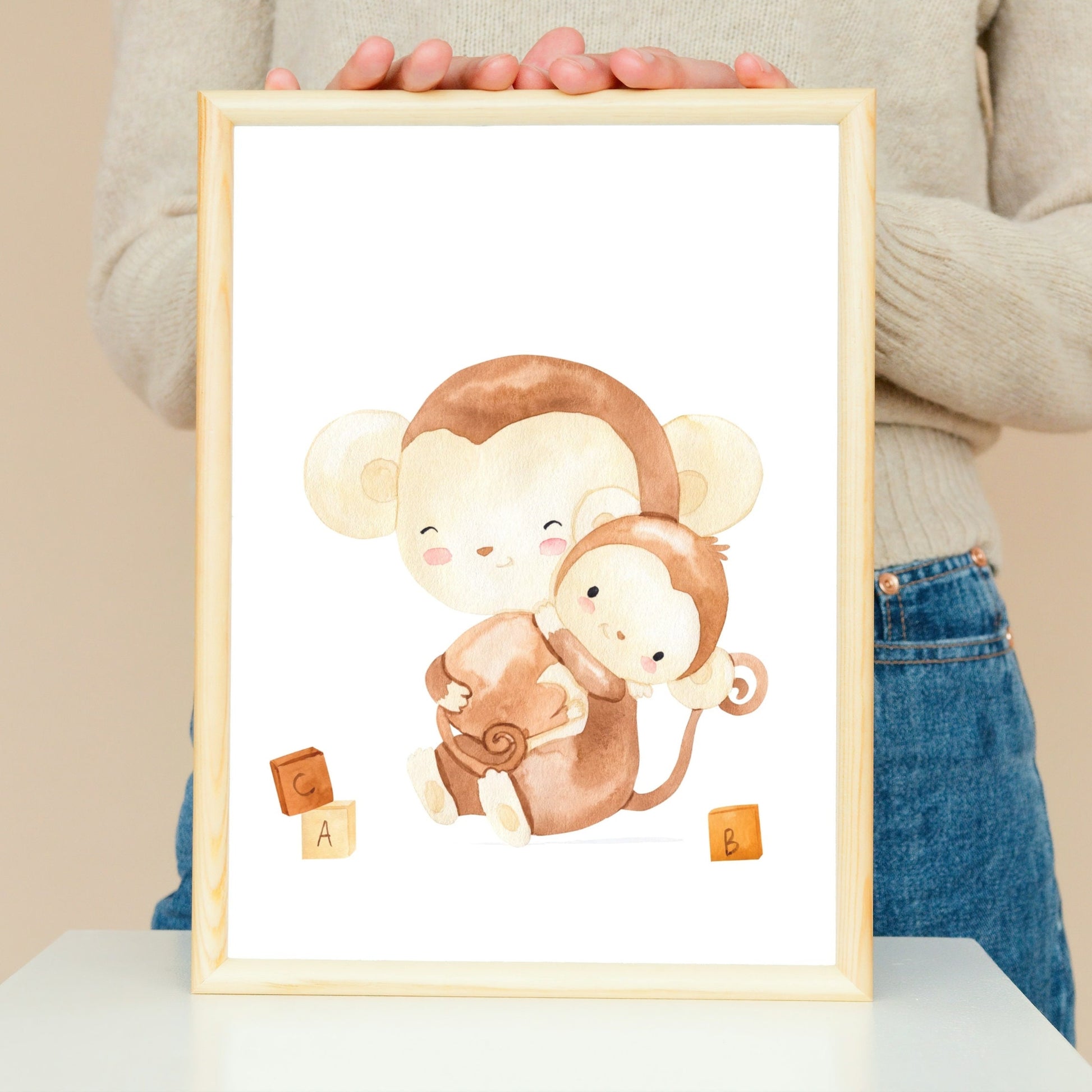 Person hält Poster Mama/Papa Affe und Baby in A4 & A3, handgemalt auf 300g Naturpapier, ideal als Kinderzimmerdeko oder Geschenk.