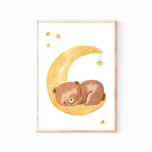 Poster Bär auf dem Mond A4 & A3: Ein handgemaltes Aquarellposter, schlafender Bär auf dem Mond, perfekt für Kinderzimmerdekoration. Auf 300 Gramm Naturpapier matt.