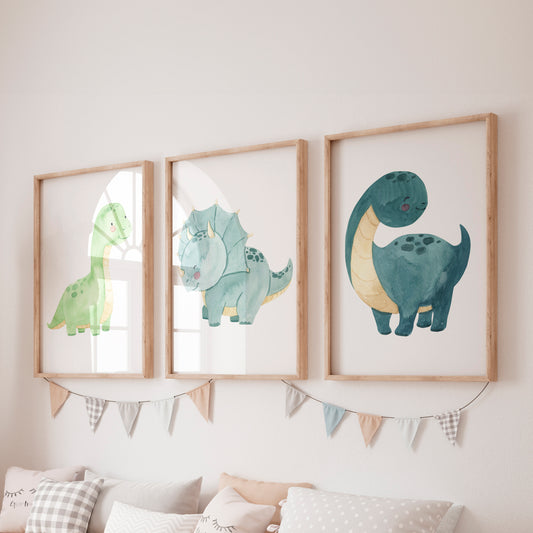 Posterset Dinosaurier A4 & A3: Drei handgemalte Dinosaurier-Wasserfarbenposter an der Wand, perfekt als Kinderzimmerdeko, auf hochwertigem, mattem 300g Naturpapier gedruckt.