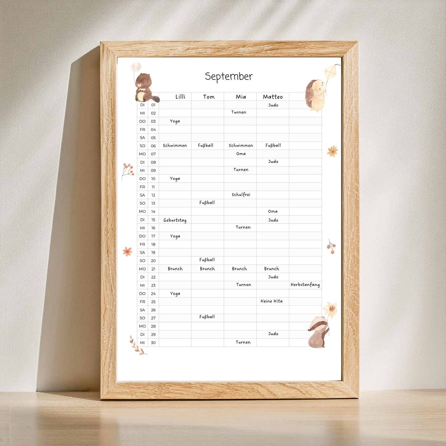 Familienkalender 2026 zum Ausdrucken 5 Spalten, zeigt Monatsplan für Lilli, Tom, Mia, Matteo mit handschriftlichen Terminen und Aquarell-Waldtieren.