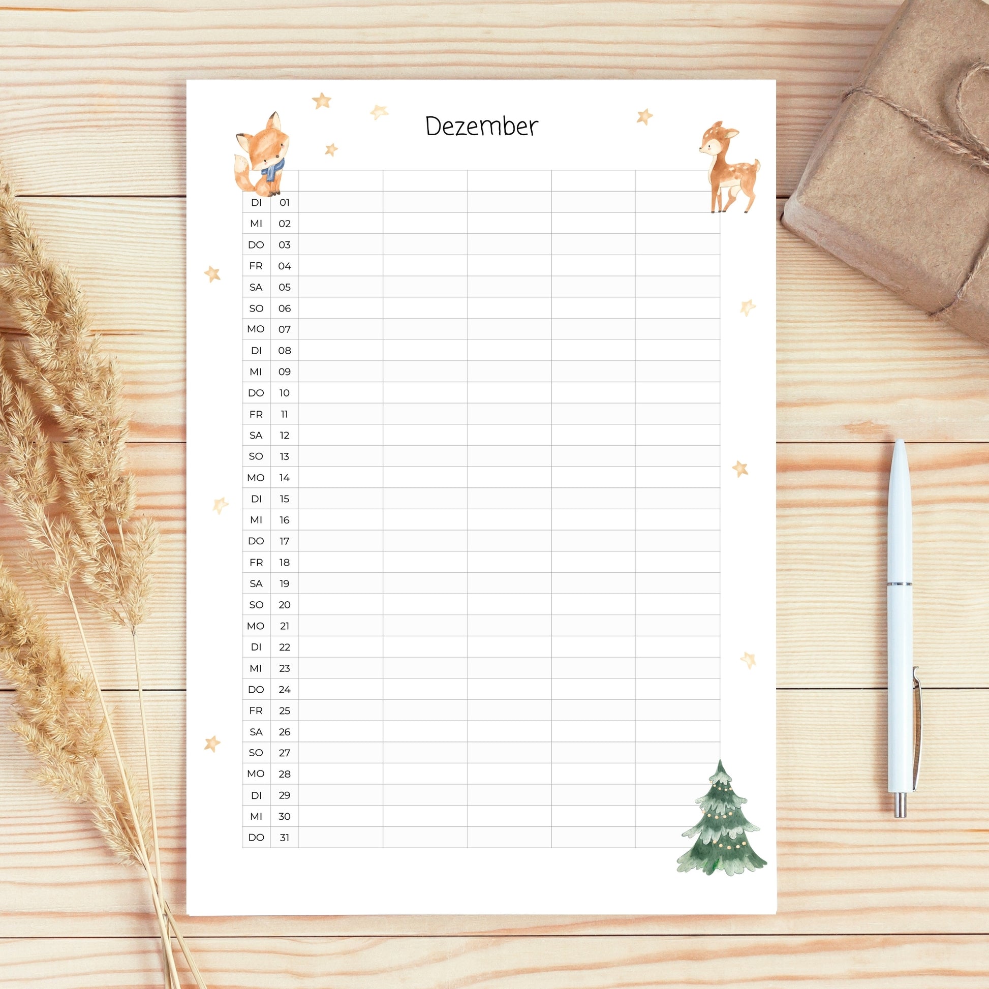 Familienkalender 2026 zum Ausdrucken 5 Spalten, zeigt Dezember-Seite mit Fuchs, Reh, Sternen und Tanne, umgeben von Geschenkbox, getrockneten Gräsern und Stift.