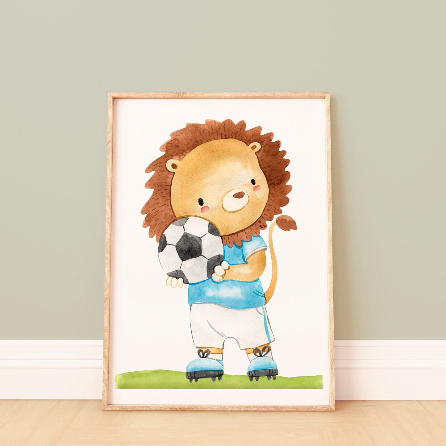 Poster Fußball Löwe A4 & A3: Handgemalter Löwe, der einen Fußball hält, gedruckt auf 300g Naturpapier, perfekt für das Kinderzimmer.