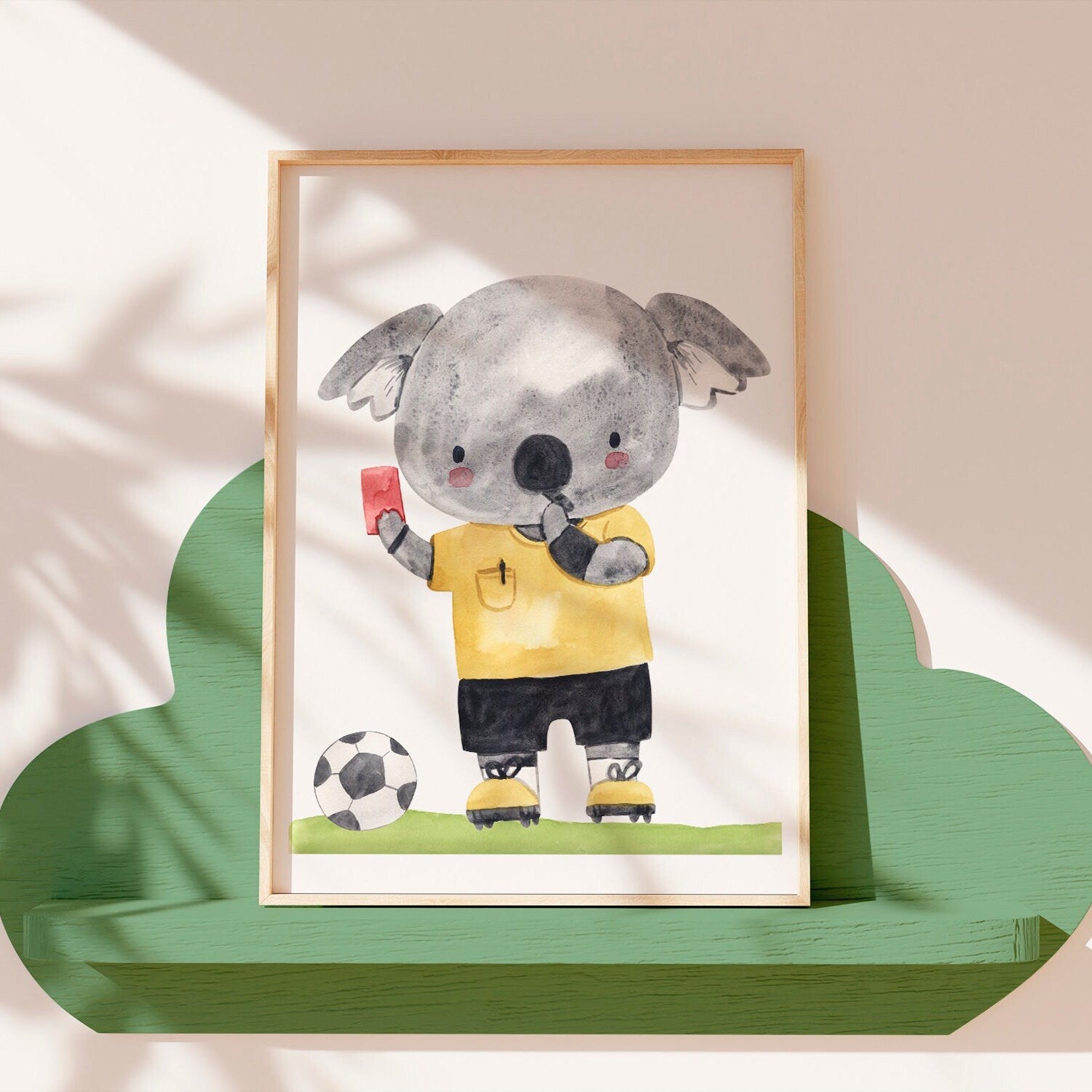 Poster Fußball Koala A4 & A3: Aquarell eines Koalas als Schiedsrichter mit roter Karte und Fußball auf hochwertigem, mattem 300g Naturpapier in den Größen A4 und A3.