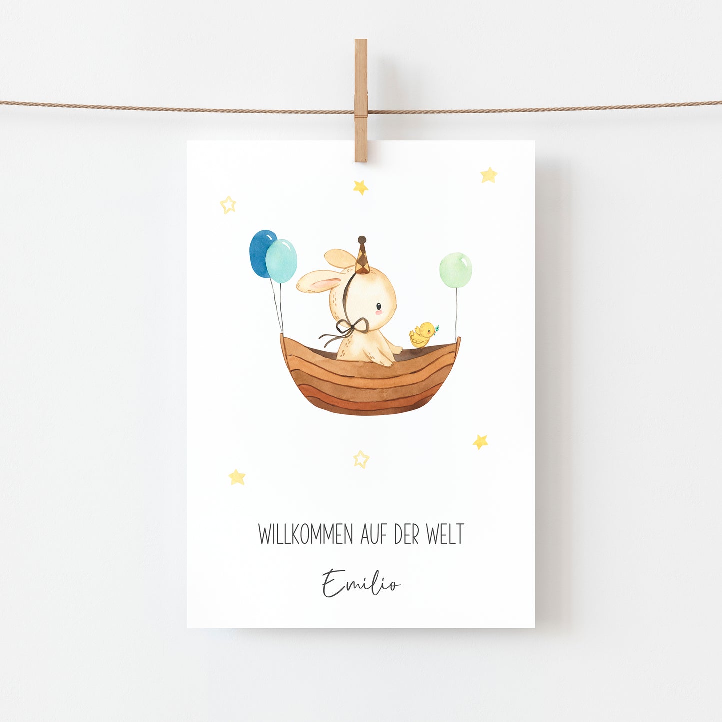Personalisierte Geburtskarte Hase & Luftschiff A6 zeigt einen Hasen im Boot mit Luftballons, begleitet von einem Entlein, umgeben von Sternen und Willkommen auf der Welt Text.