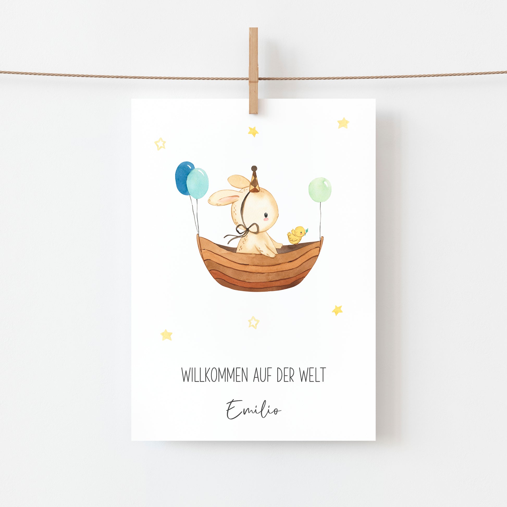 Personalisierte Geburtskarte Hase & Luftschiff A6 zeigt einen Hasen im Boot mit Luftballons, begleitet von einem Entlein, umgeben von Sternen und Willkommen auf der Welt Text.